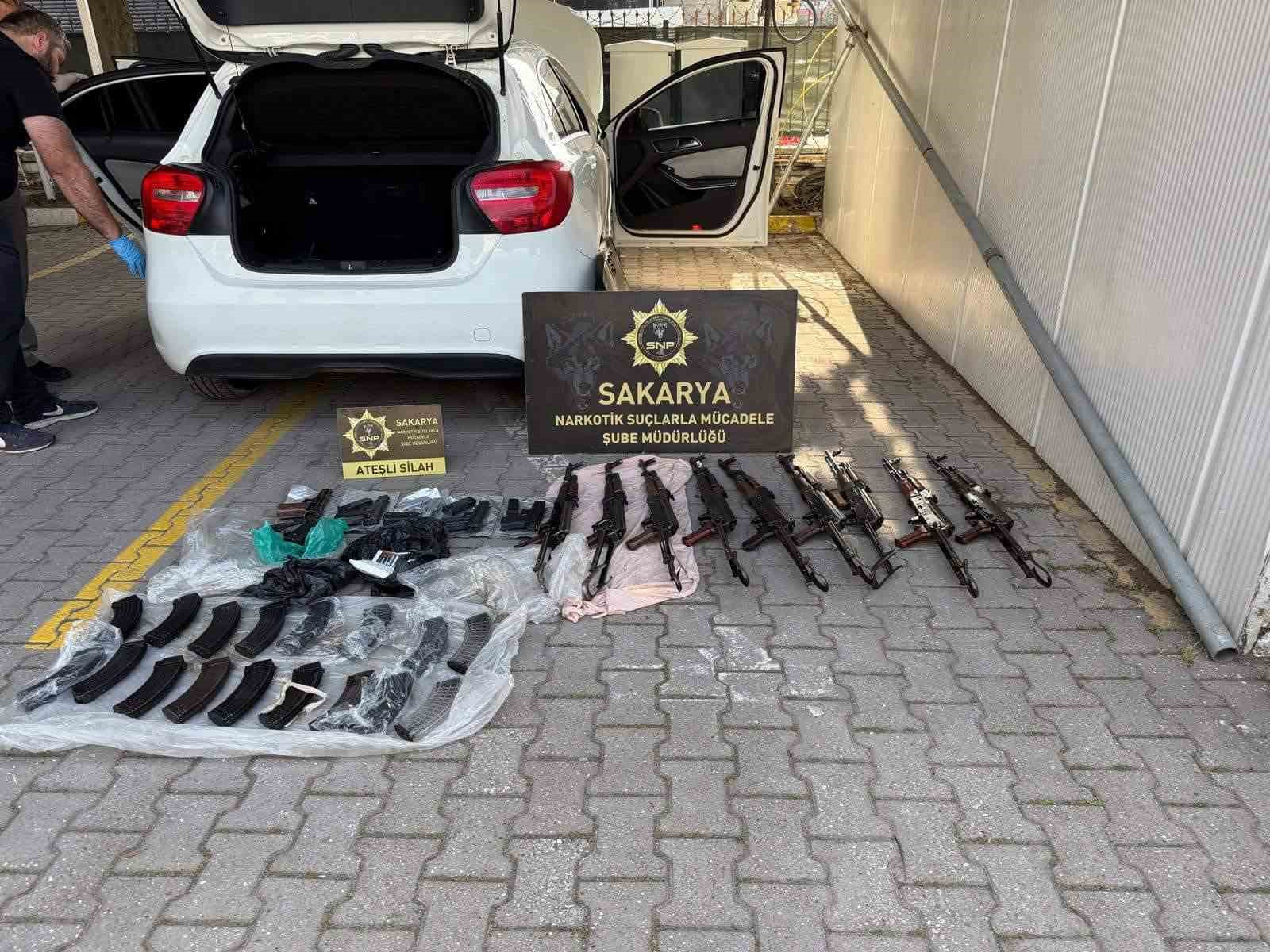 uyusturucu-sandilar-silah-deposu-cikti-otomobili-kullanan-sofor-polisti