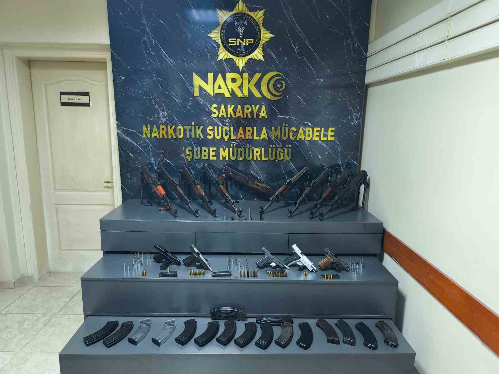 uyusturucu-sandilar-silah-deposu-cikti-otomobili-kullanan-sofor-polisti