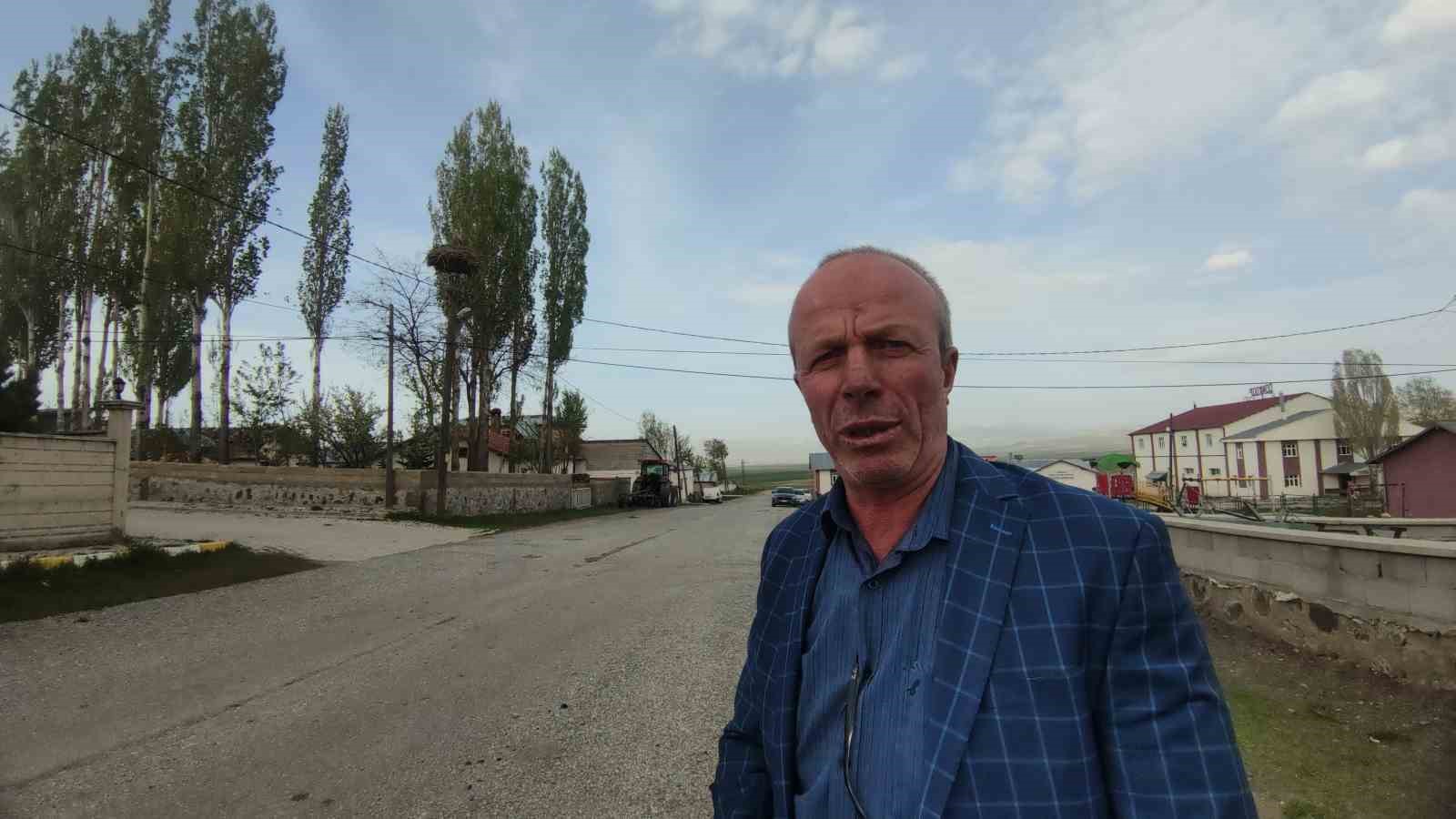 vanda-leylekler-48-yildir-ayni-direge-yuva-yapiyor