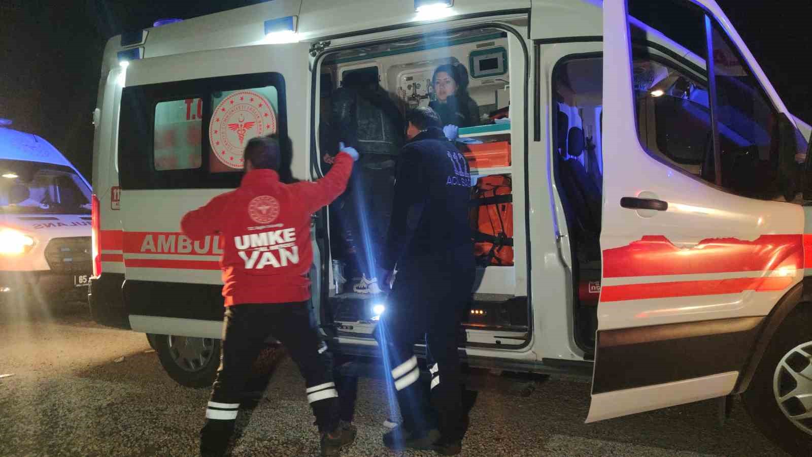 vanda-yolcu-otobusu-devrildi-28-yarali