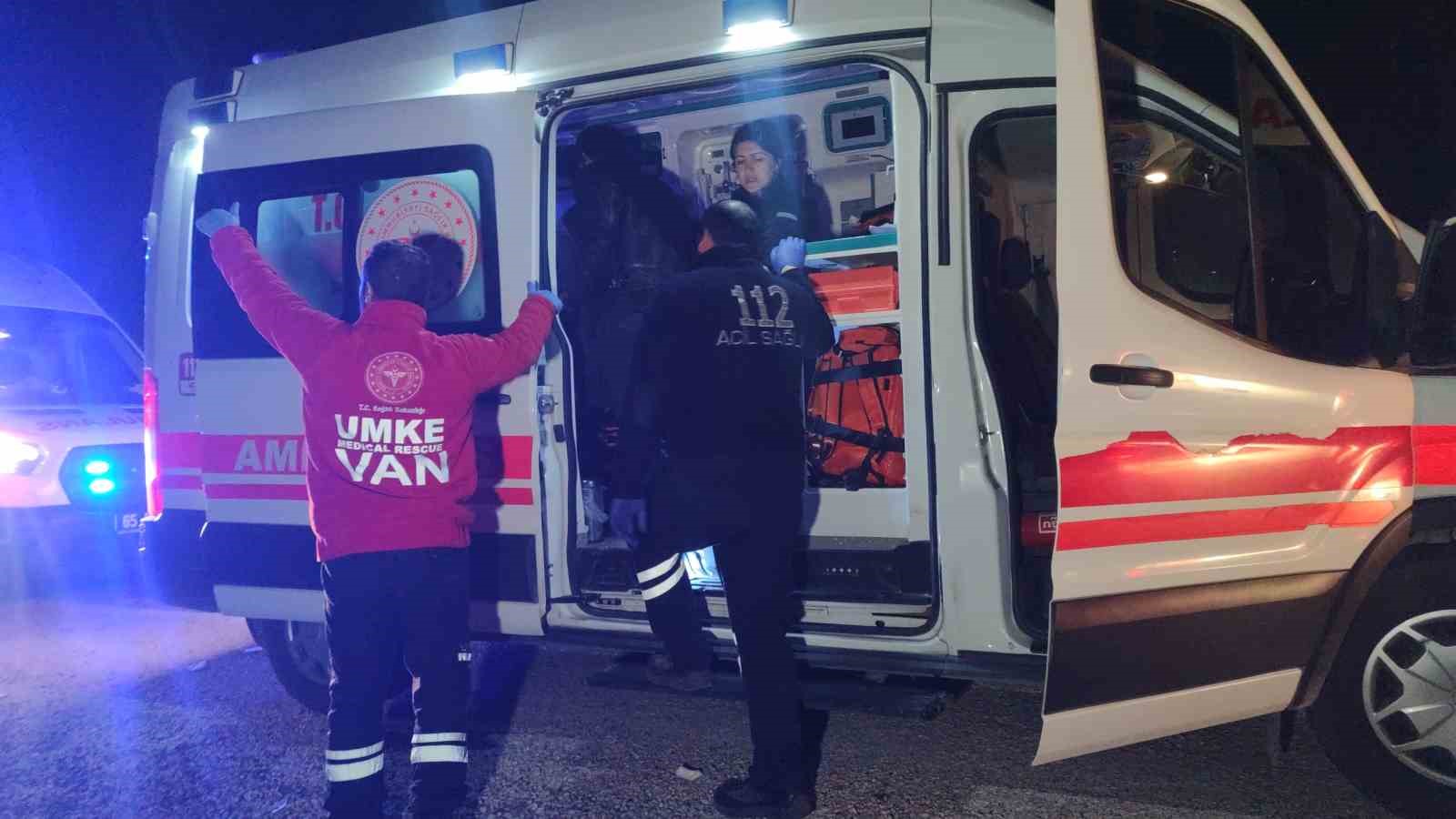 vanda-yolcu-otobusu-devrildi-28-yarali