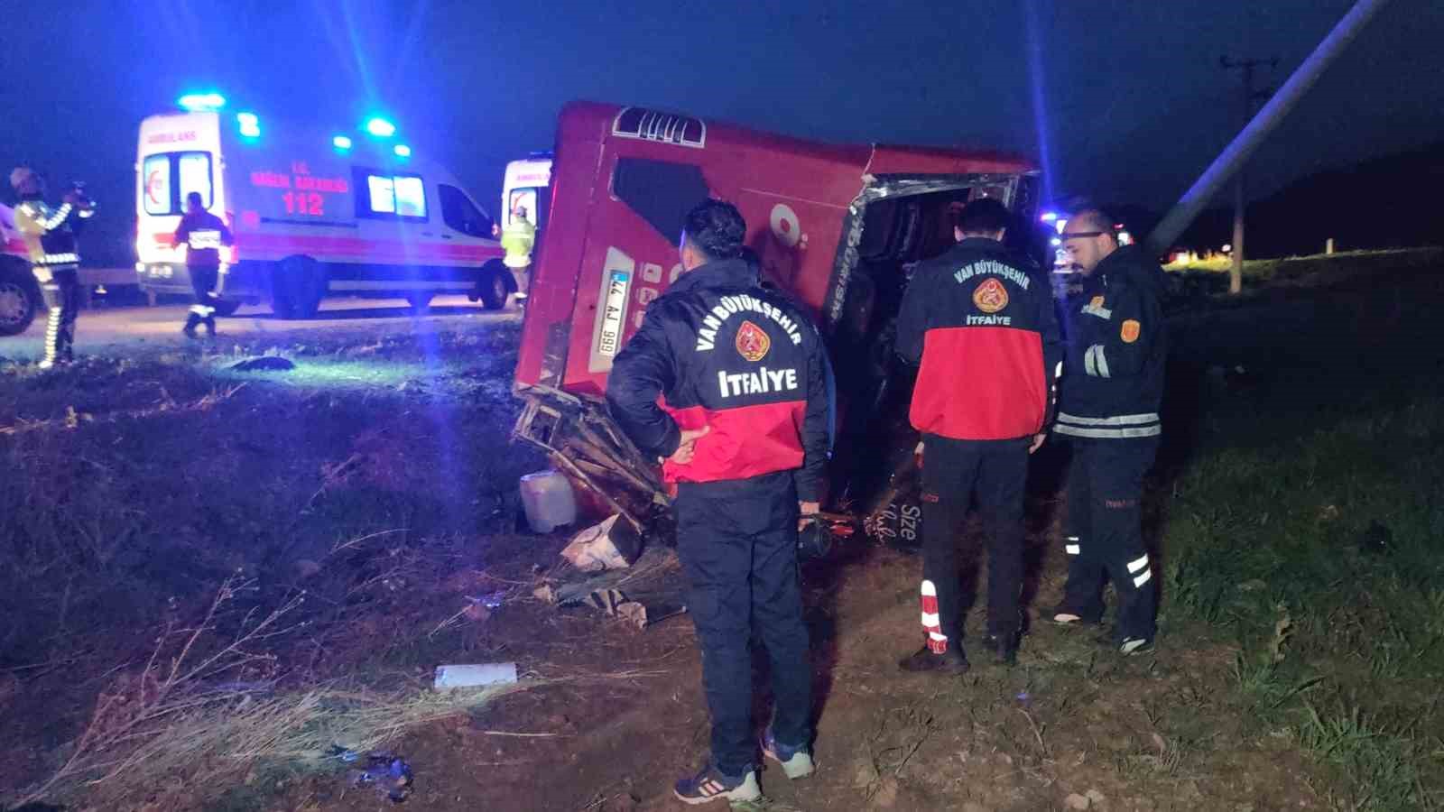 vanda-yolcu-otobusu-devrildi-28-yarali