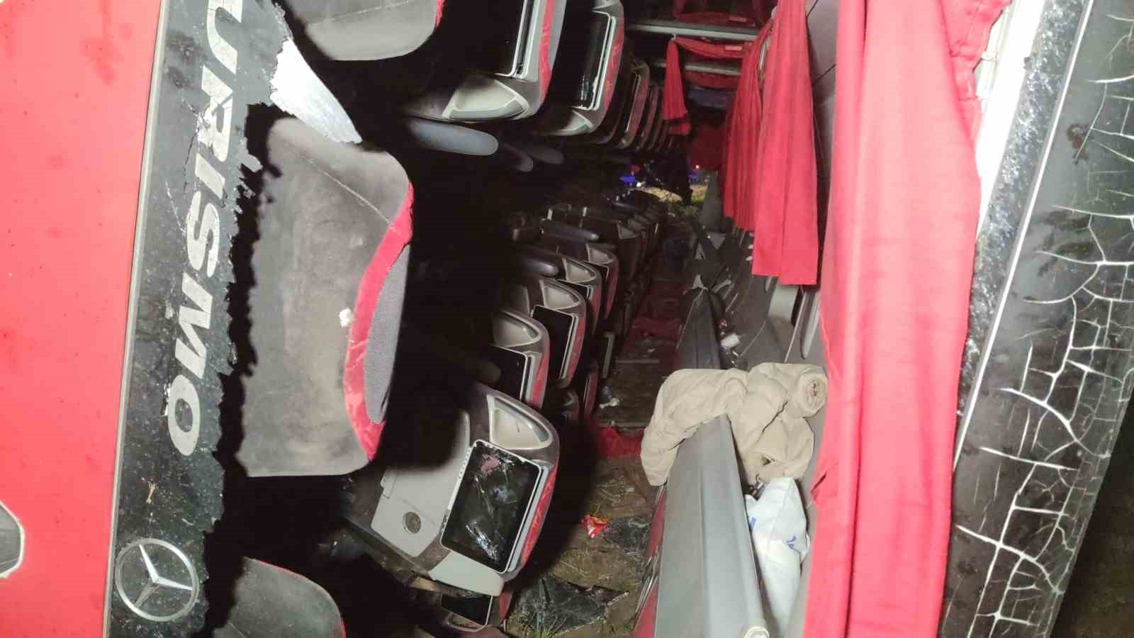 vanda-yolcu-otobusu-devrildi-28-yarali