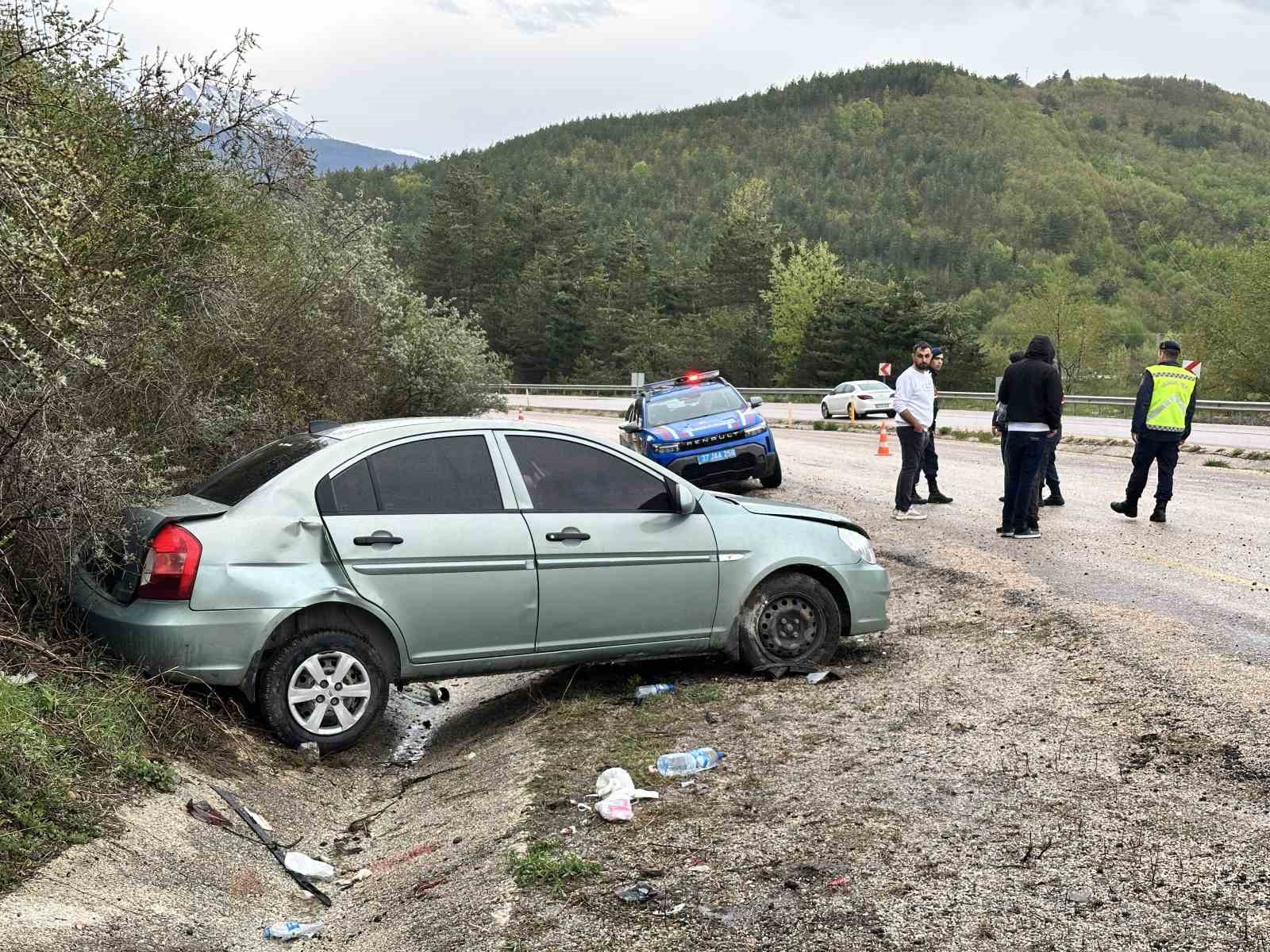 viraji-alamayan-otomobil-park-halindeki-araca-carpti-4-yarali