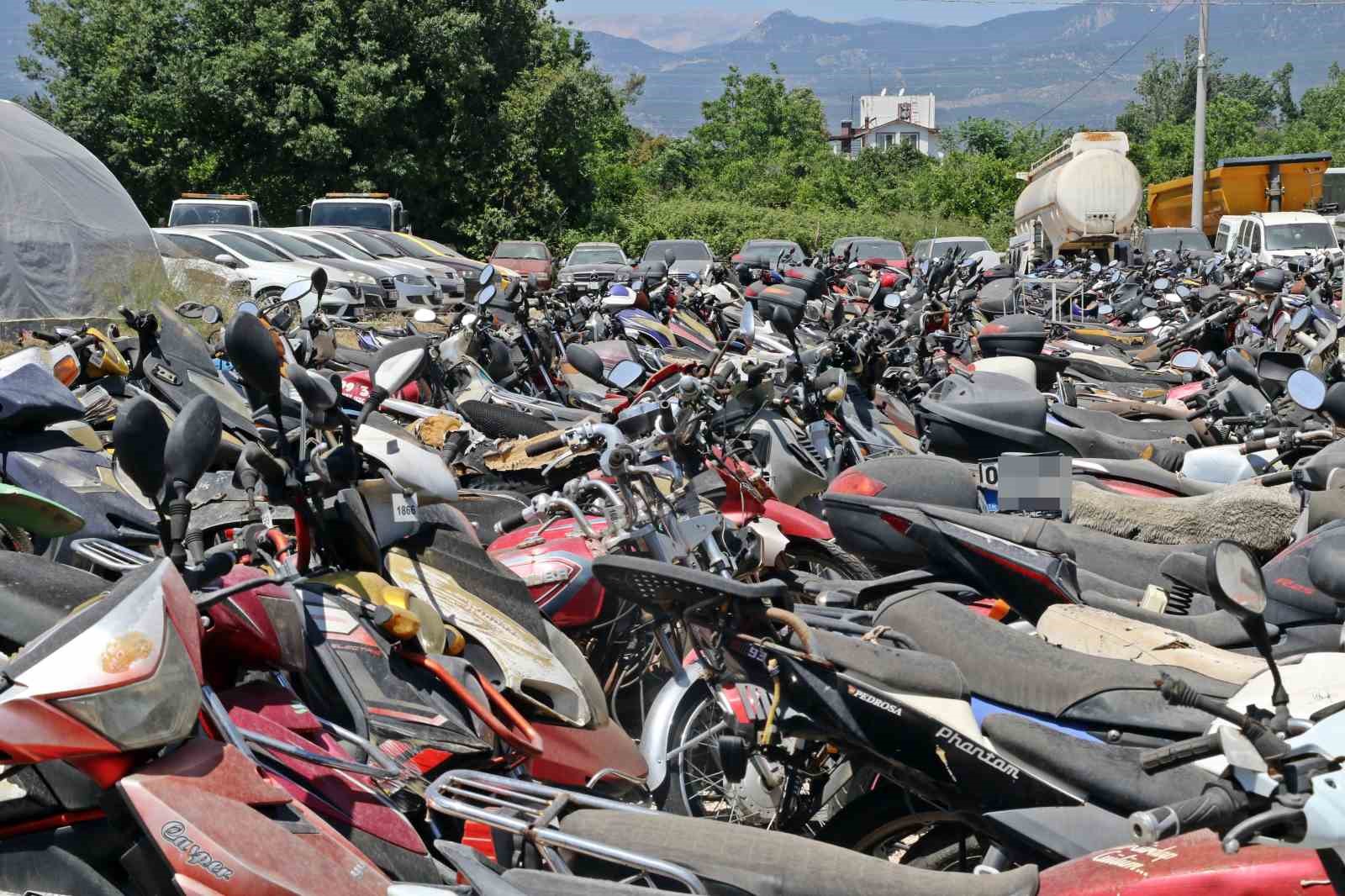 yediemin-otoparklari-arac-mezarligina-dondu-25-yildir-bekleyen-araclar-var