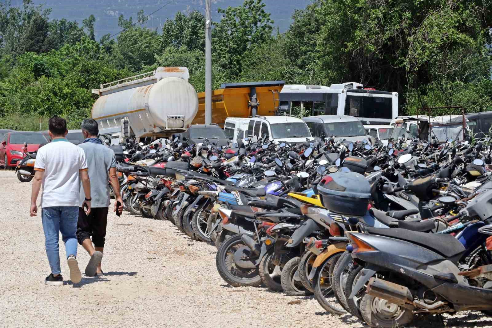 yediemin-otoparklari-arac-mezarligina-dondu-25-yildir-bekleyen-araclar-var