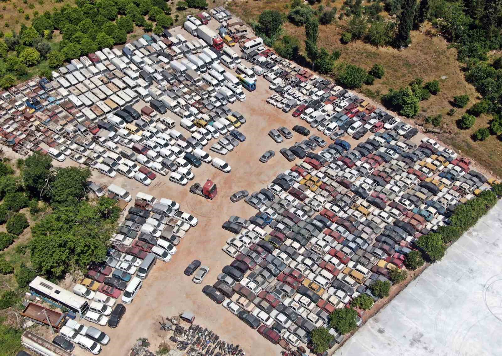 yediemin-otoparklari-arac-mezarligina-dondu-25-yildir-bekleyen-araclar-var