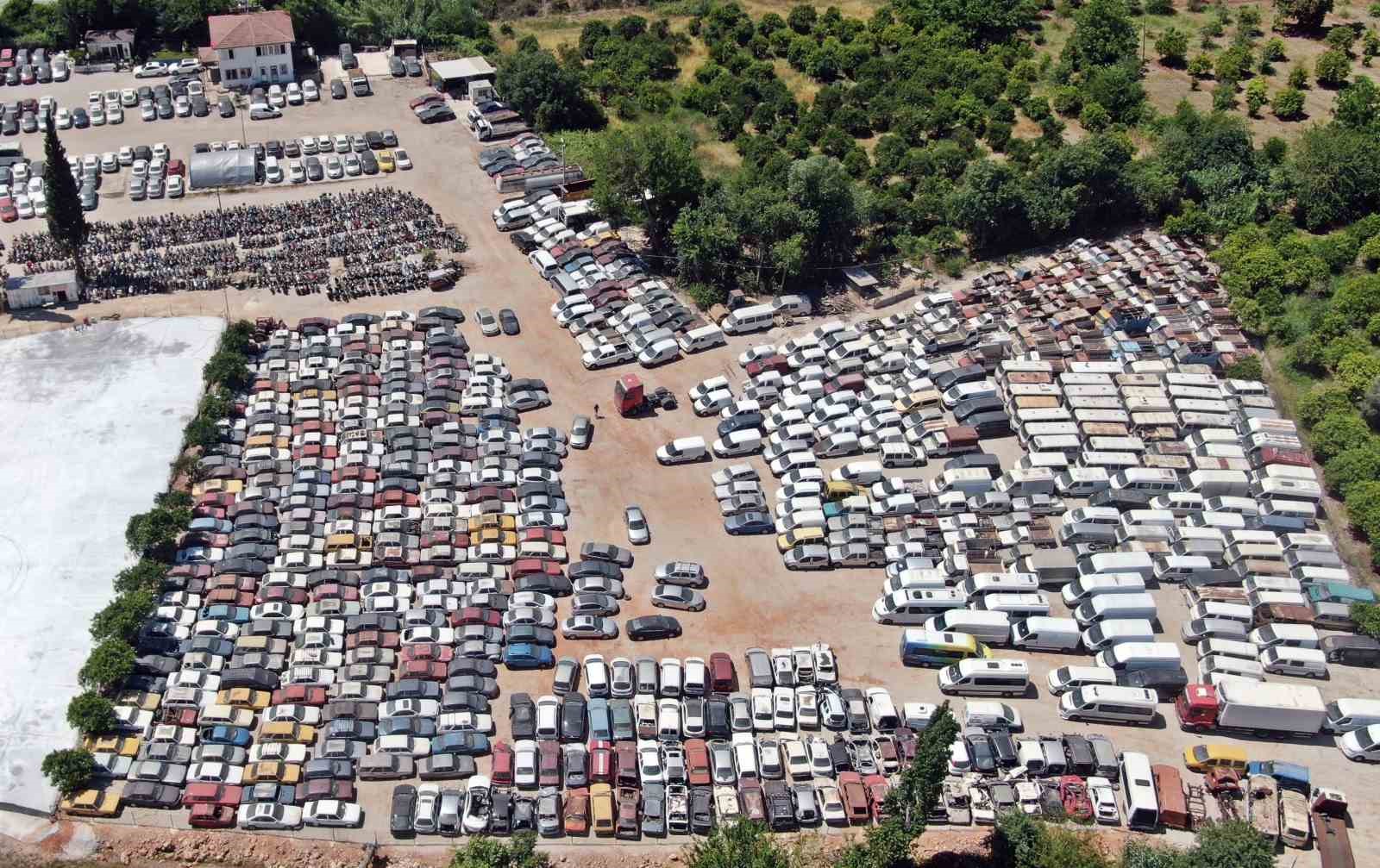 yediemin-otoparklari-arac-mezarligina-dondu-25-yildir-bekleyen-araclar-var
