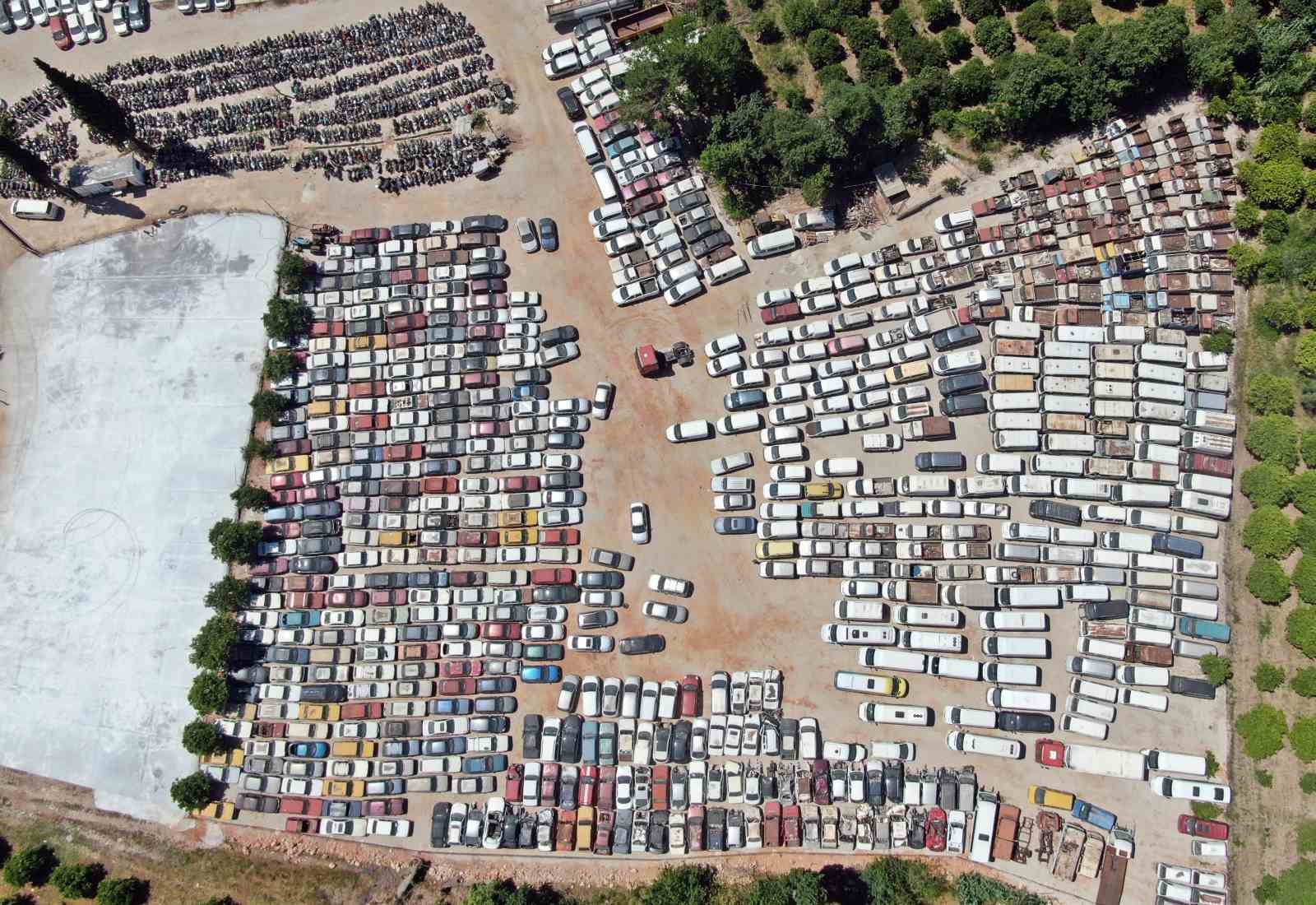 yediemin-otoparklari-arac-mezarligina-dondu-25-yildir-bekleyen-araclar-var