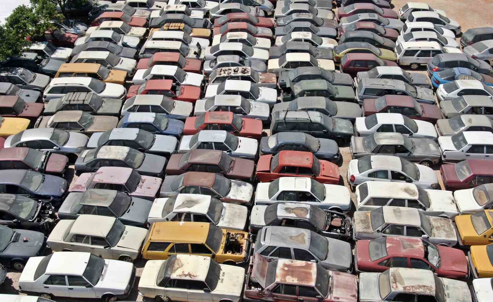 yediemin-otoparklari-arac-mezarligina-dondu-25-yildir-bekleyen-araclar-var