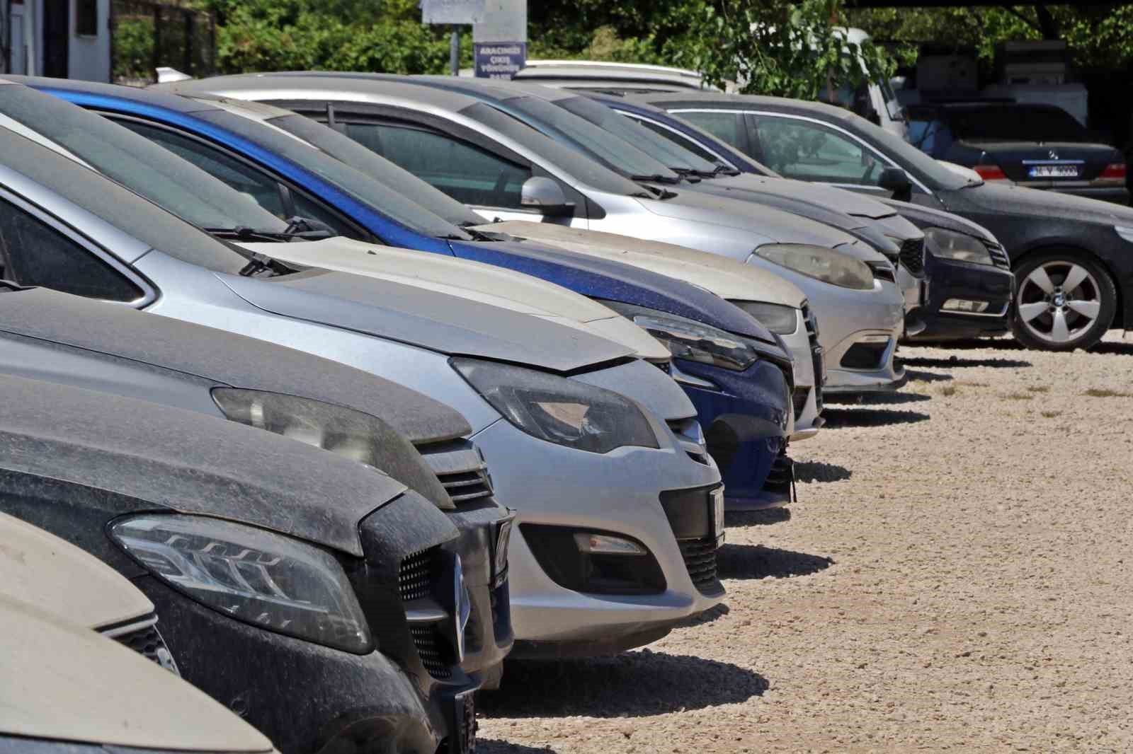 yediemin-otoparklari-arac-mezarligina-dondu-25-yildir-bekleyen-araclar-var