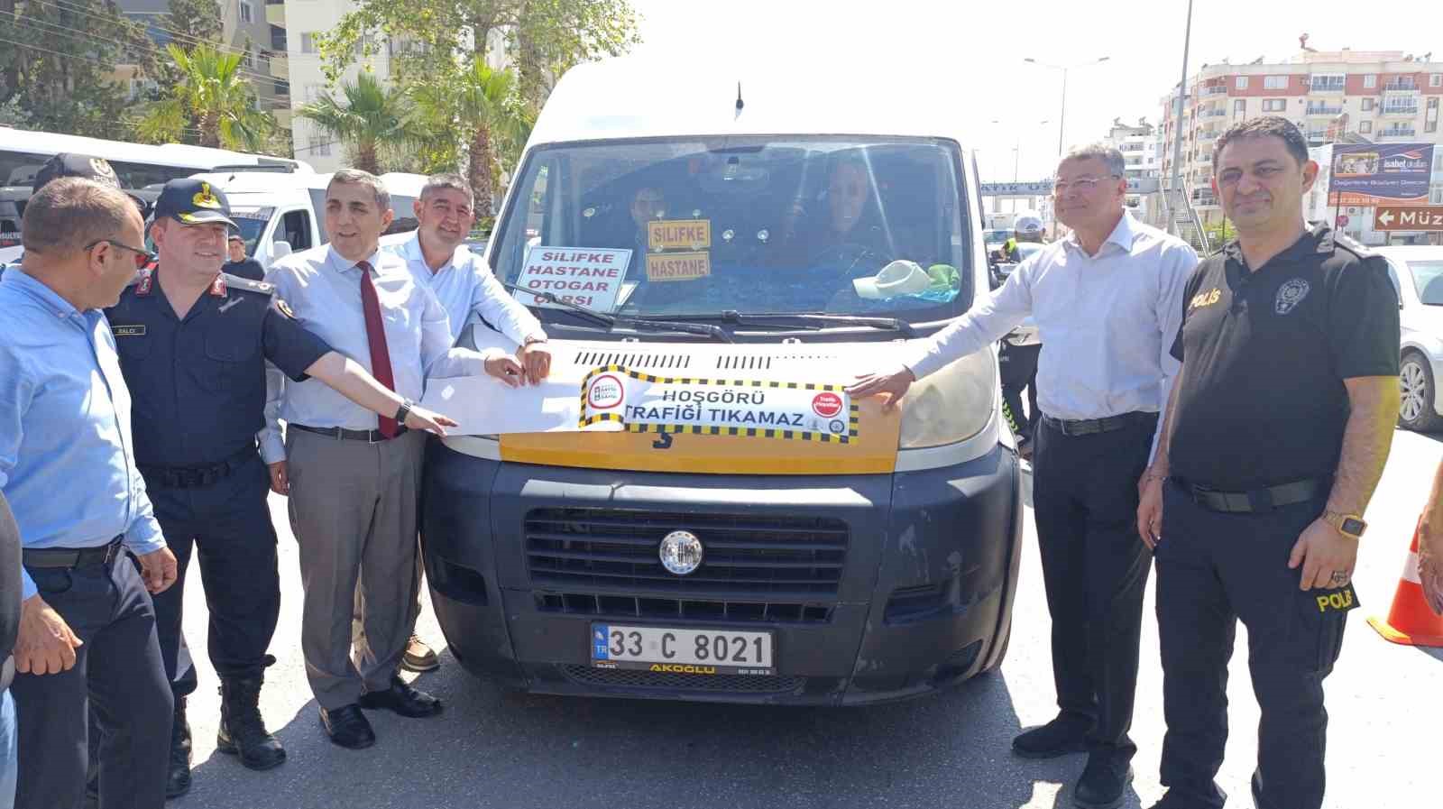 yogurt-ve-cilek-ikramli-trafik-uygulamasi