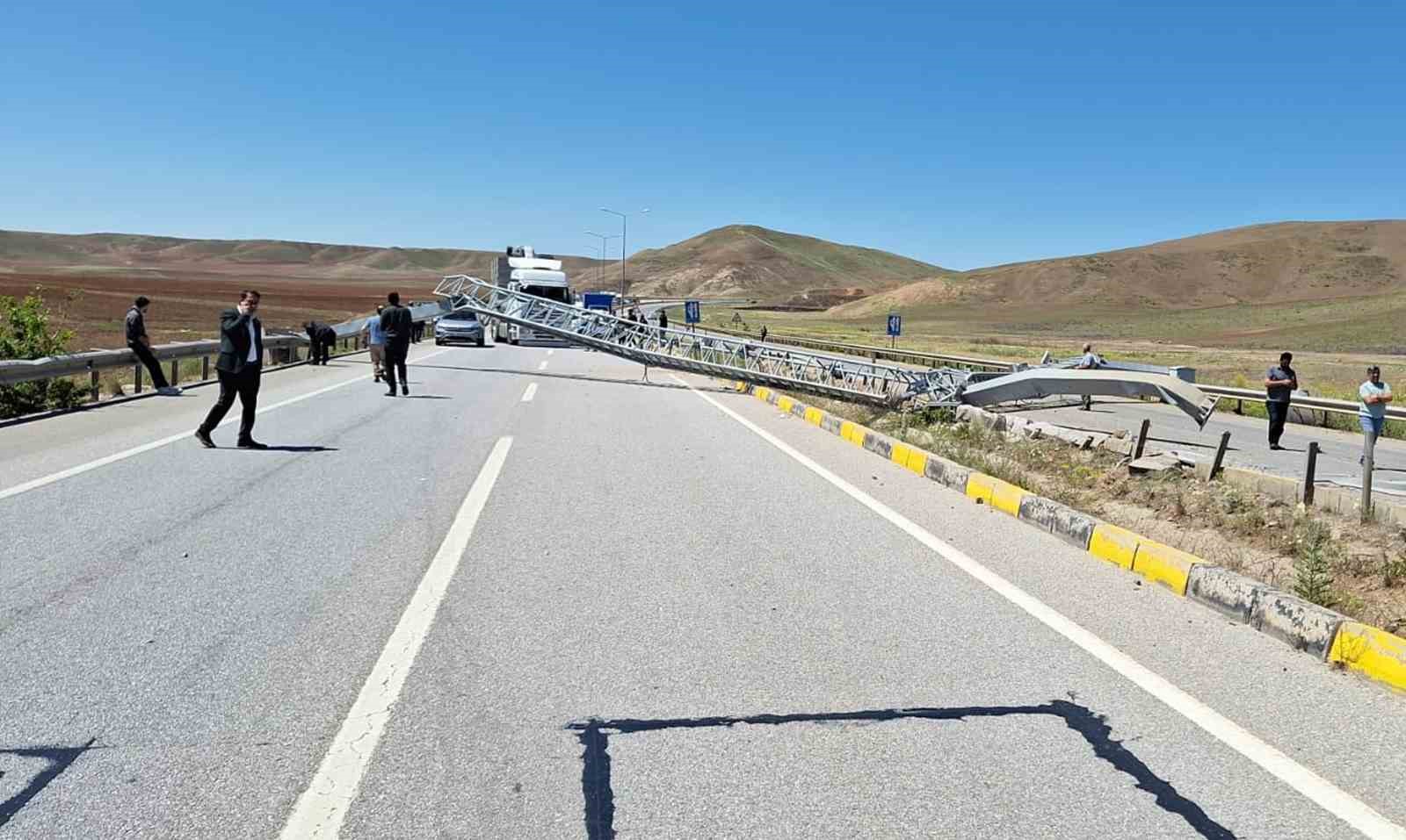 yolcu-otobusu-eds-diregini-devirip-karsi-seride-gecti-2-yarali