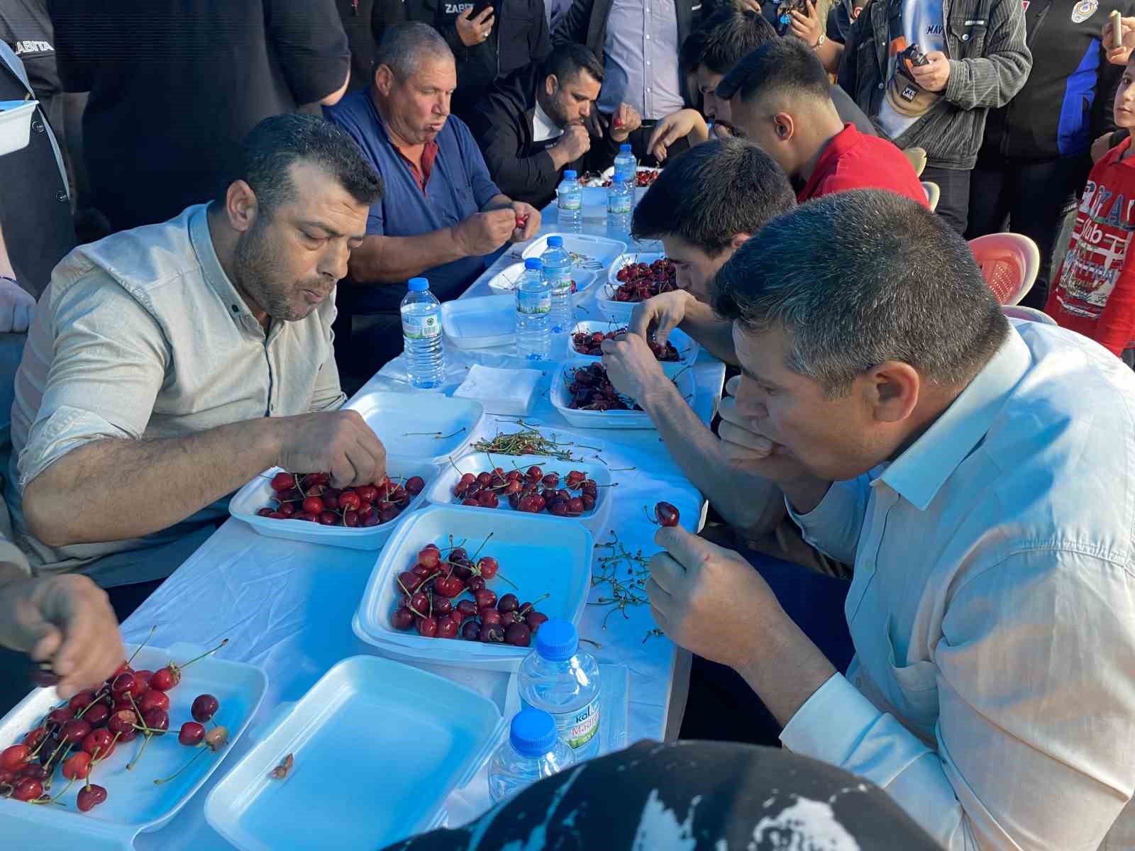 10-dakikada-2-bucuk-kilo-kiraz-yedi-altini-kazandi
