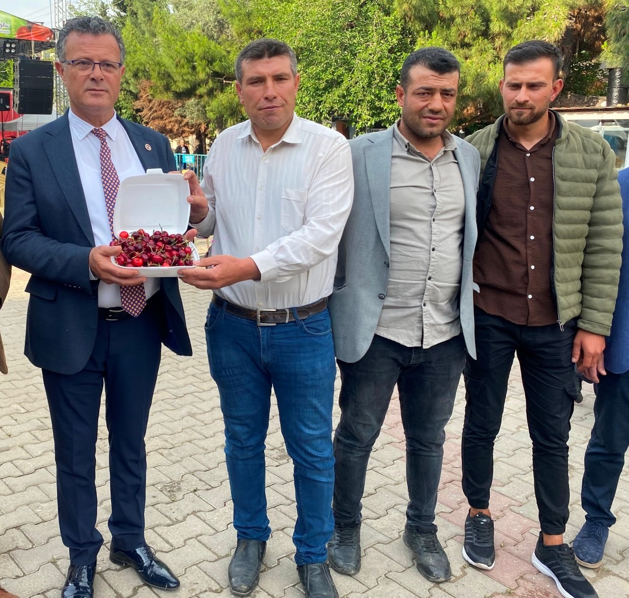 10-dakikada-2-bucuk-kilo-kiraz-yedi-altini-kazandi