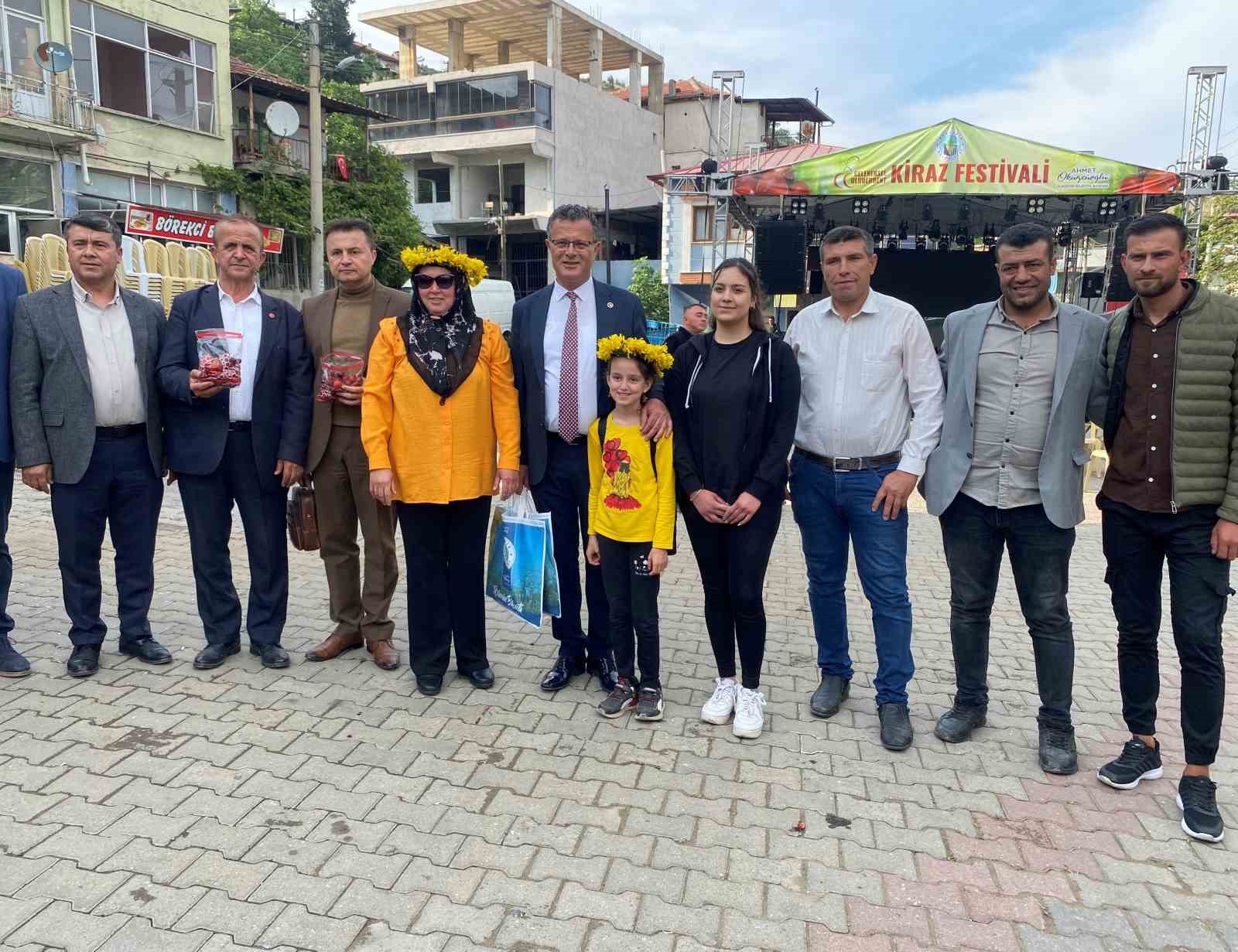 10-dakikada-2-bucuk-kilo-kiraz-yedi-altini-kazandi
