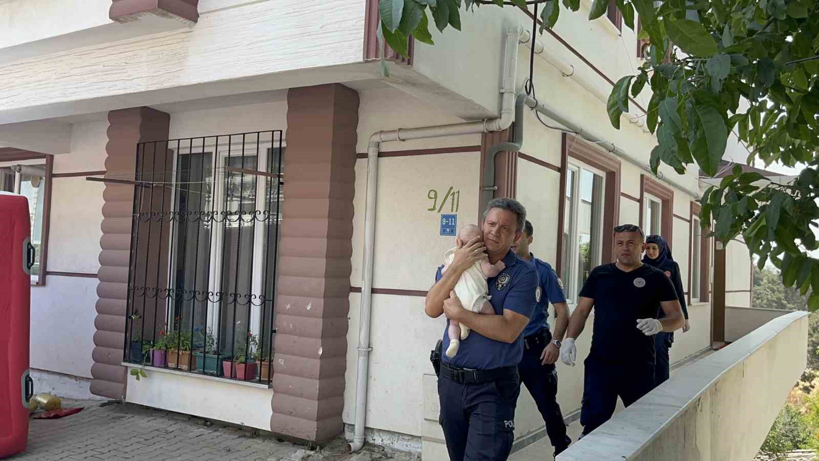 4-aylik-bebegi-rehin-aldi-yaklasmayin-diyerek-balkondan-bal-kabagini-firlatti