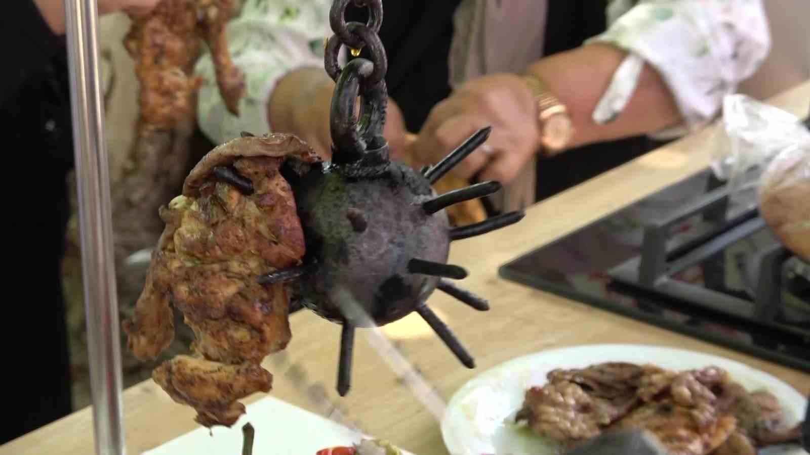500-derece-isitilan-topuzda-pisen-kebabi-goren-sasiriyor