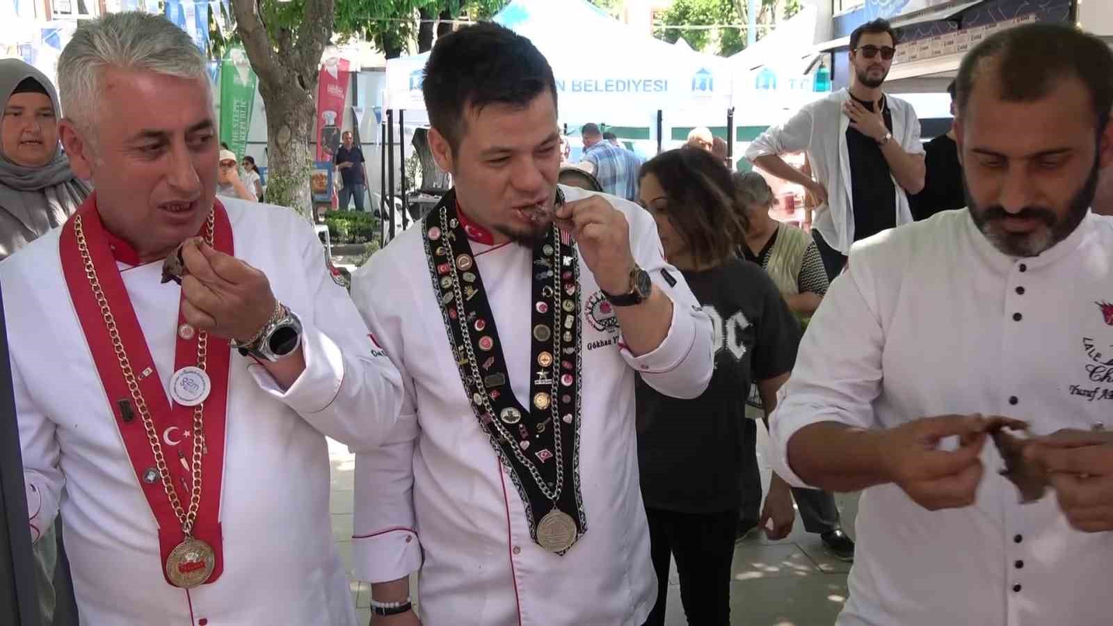 500-derece-isitilan-topuzda-pisen-kebabi-goren-sasiriyor