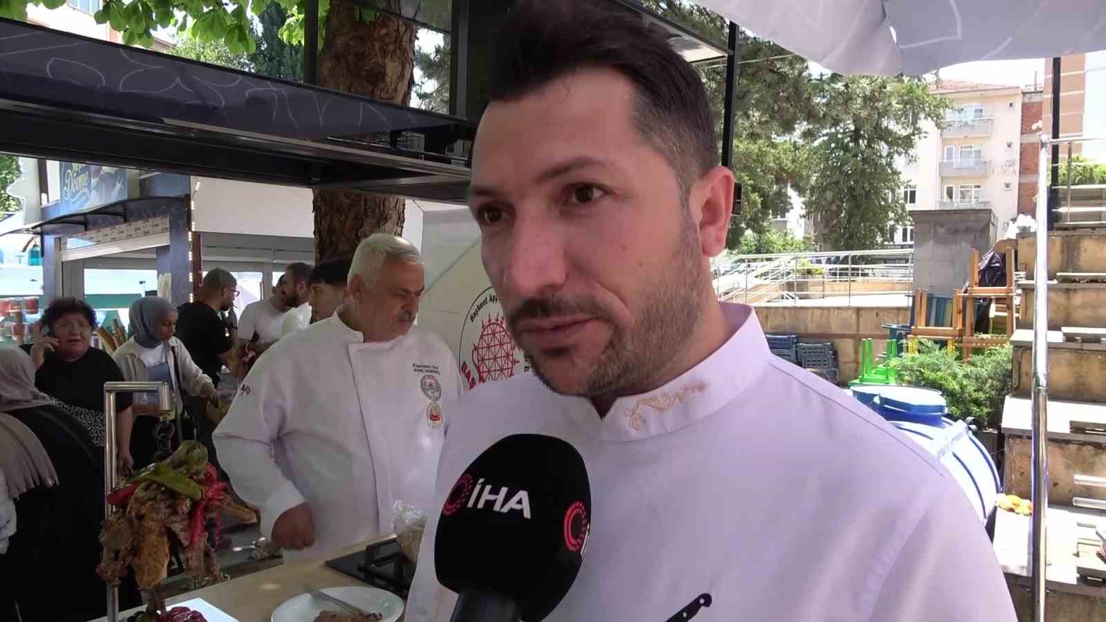 500-derece-isitilan-topuzda-pisen-kebabi-goren-sasiriyor