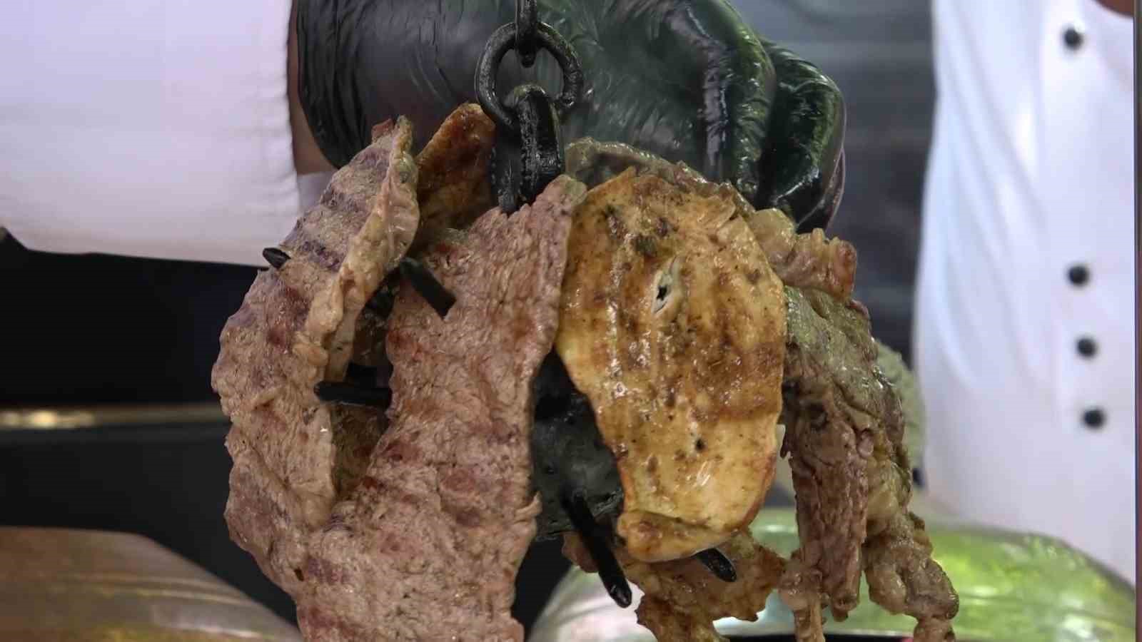 500-derece-isitilan-topuzda-pisen-kebabi-goren-sasiriyor