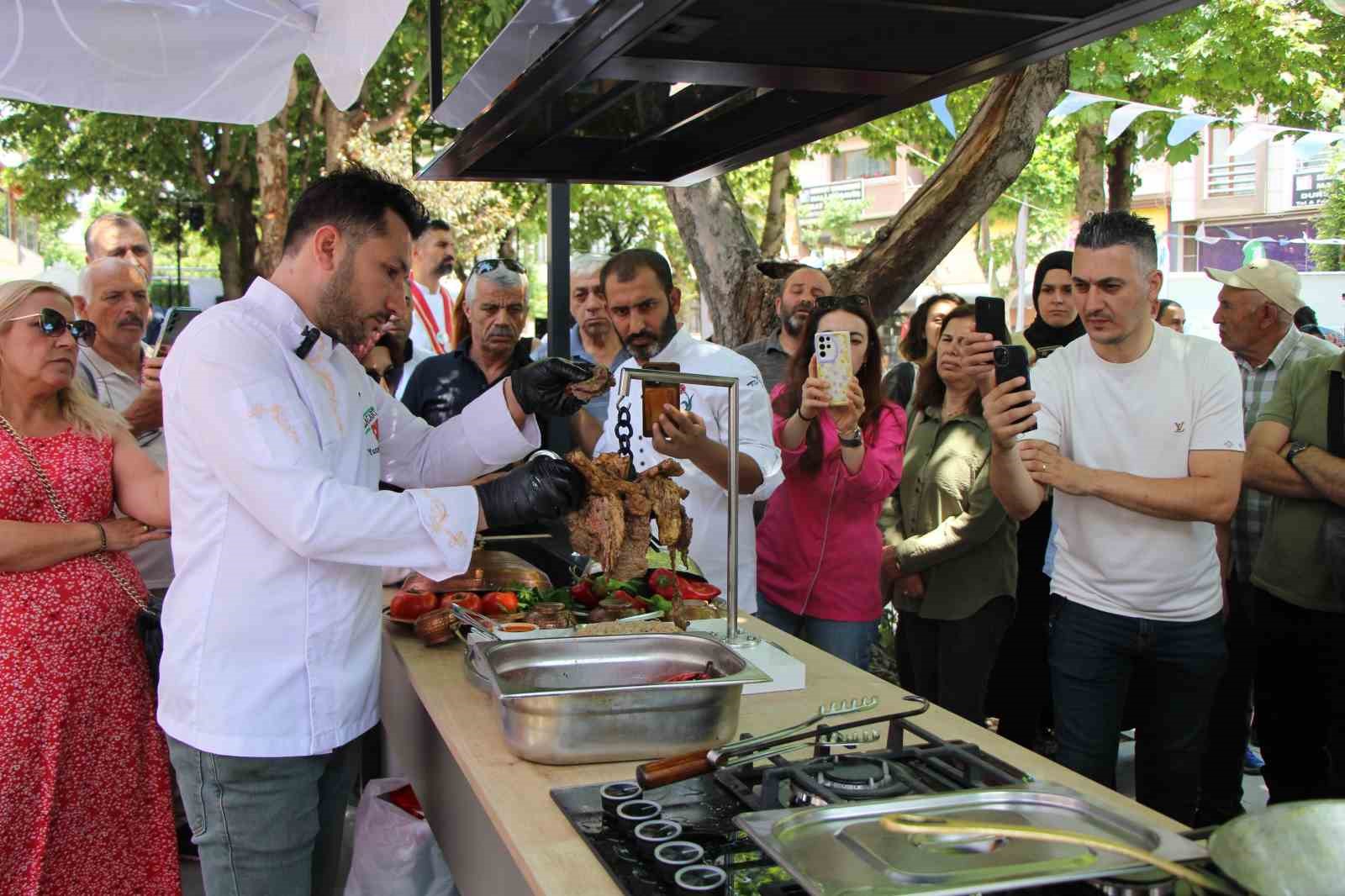 500-derece-isitilan-topuzda-pisen-kebabi-goren-sasiriyor