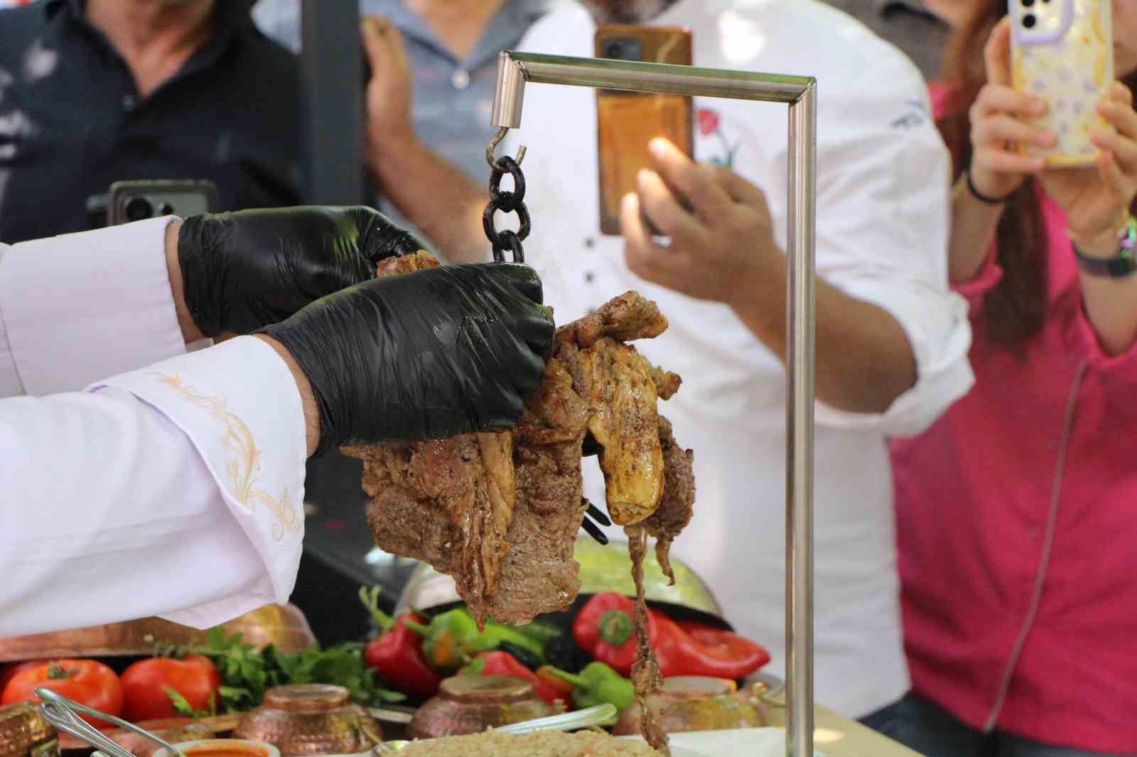 500-derece-isitilan-topuzda-pisen-kebabi-goren-sasiriyor