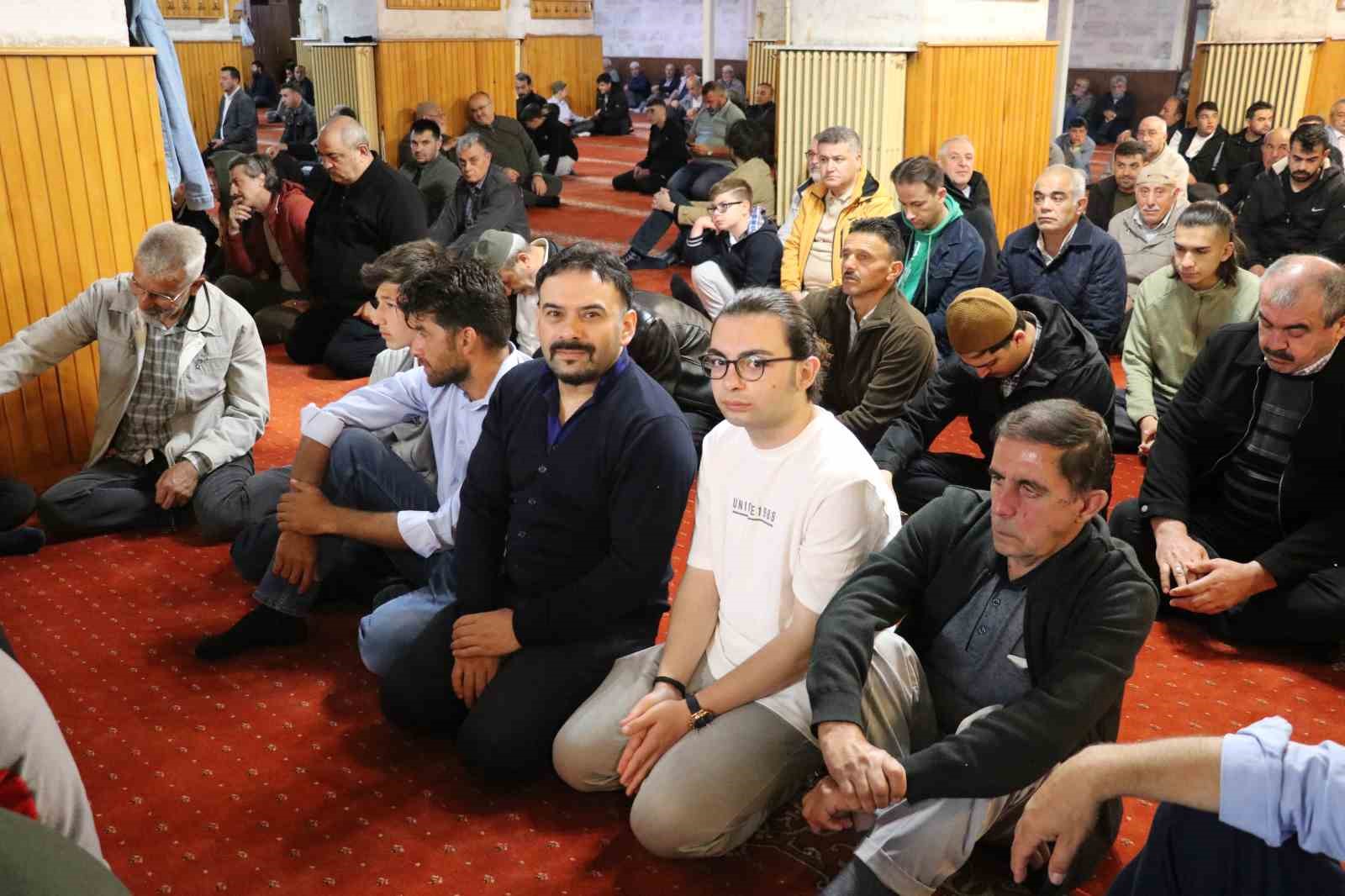 832-yillik-camide-kurban-bayrami-namazi-kilindi