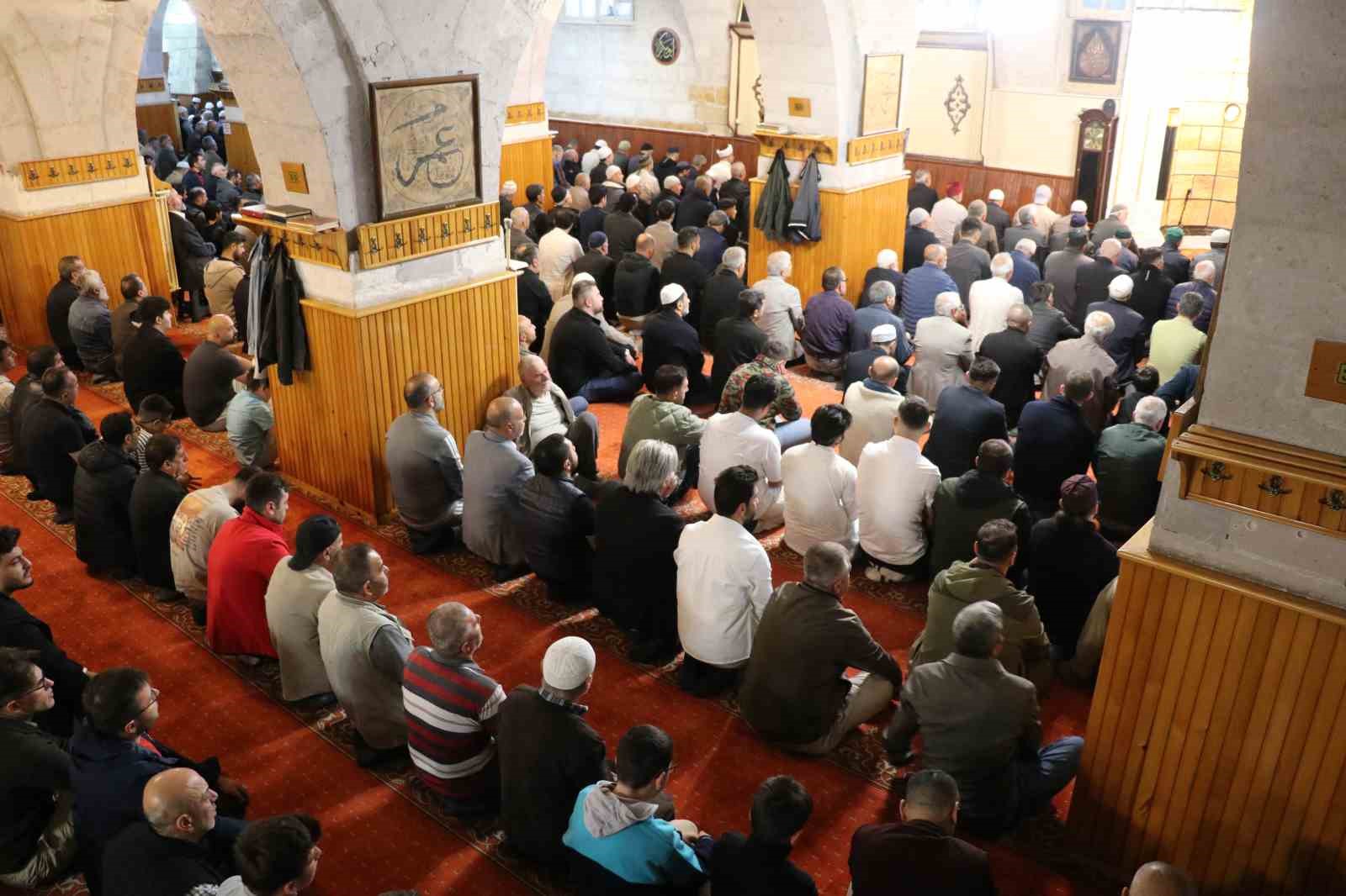 832-yillik-camide-kurban-bayrami-namazi-kilindi