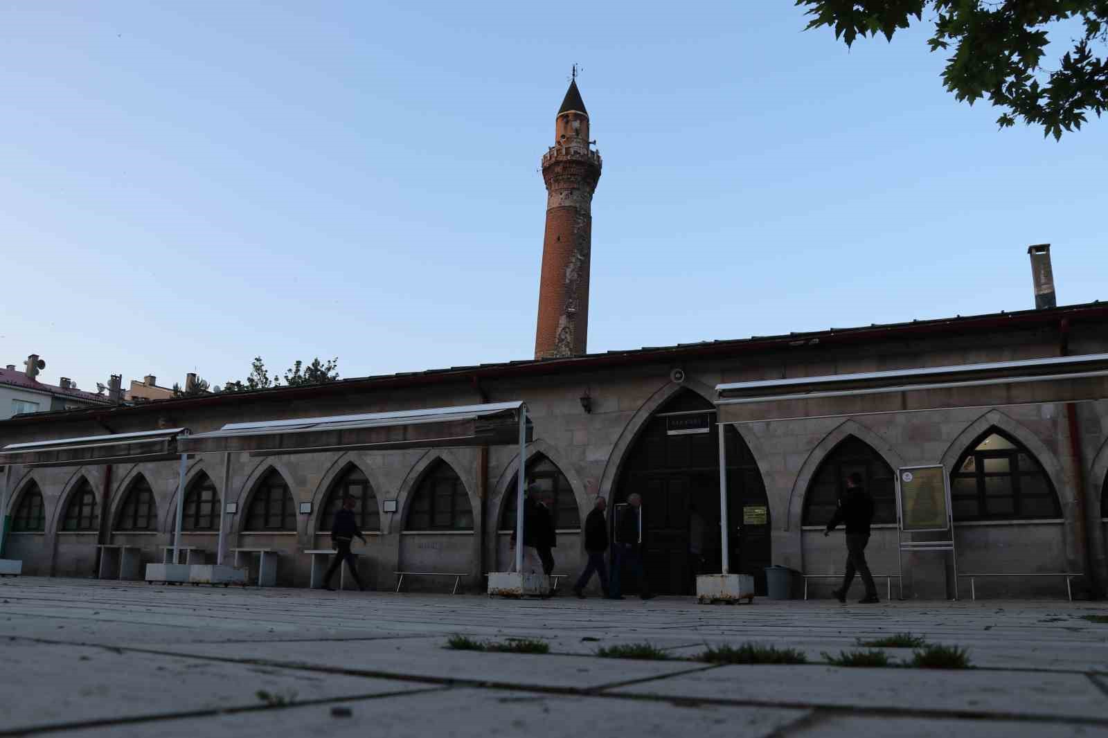 832-yillik-camide-kurban-bayrami-namazi-kilindi