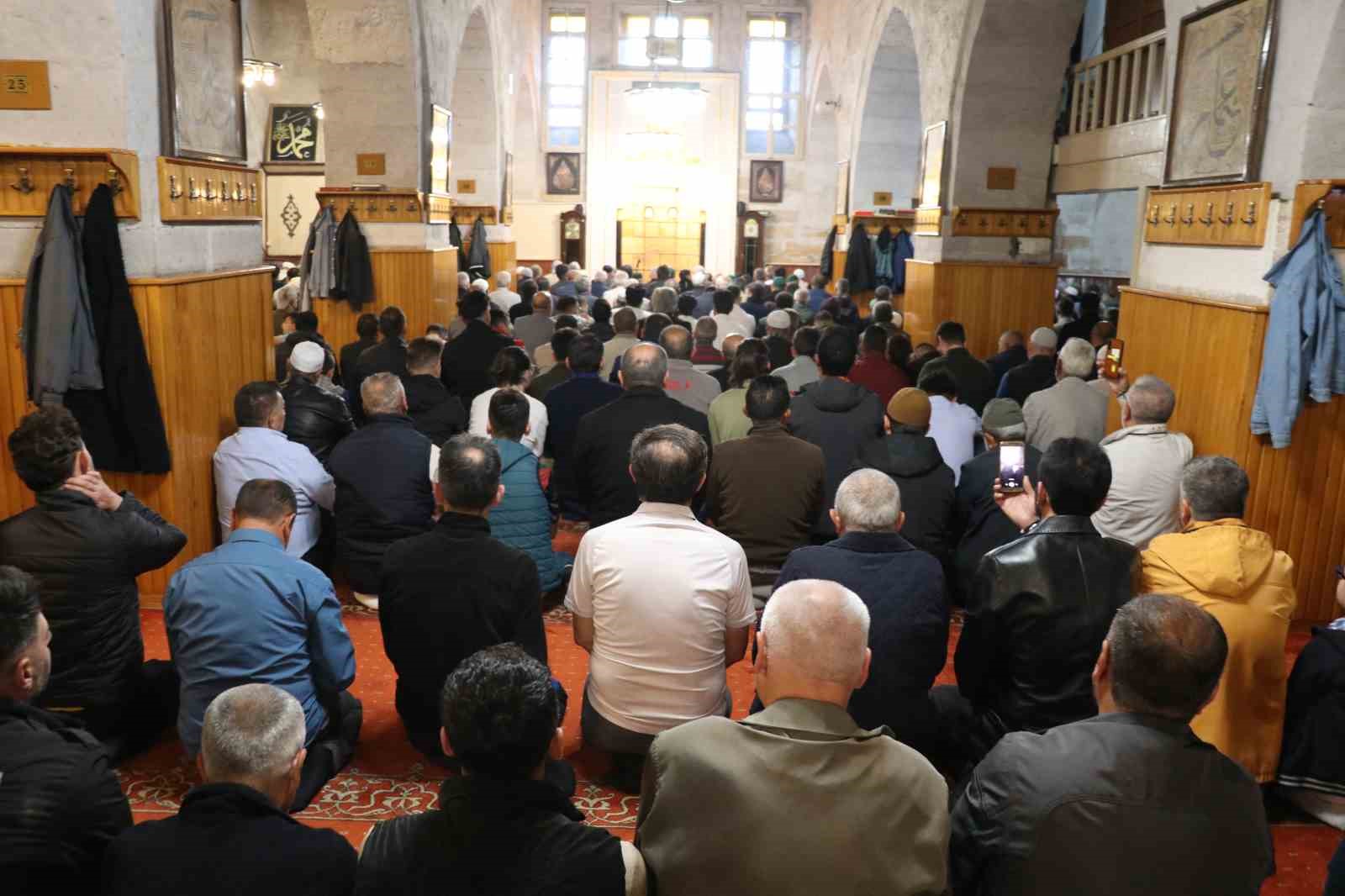 832-yillik-camide-kurban-bayrami-namazi-kilindi