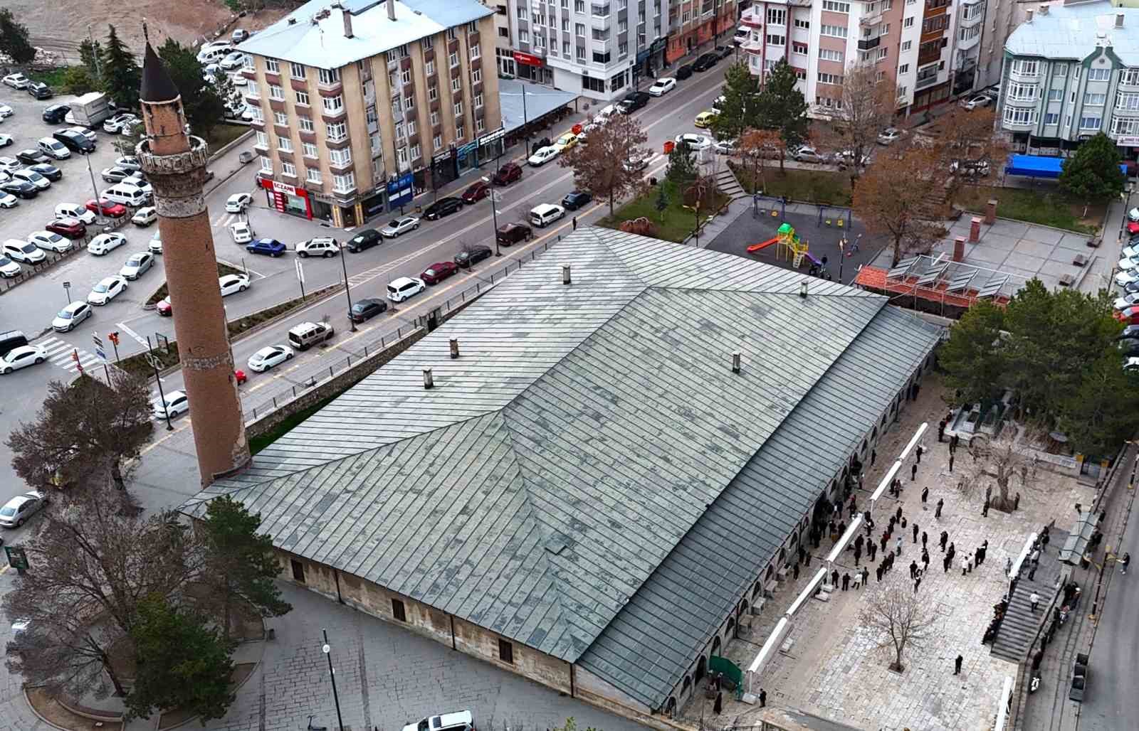 832-yillik-camide-kurban-bayrami-namazi-kilindi
