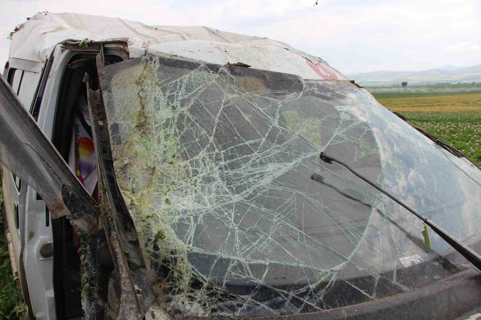 amasyada-minibus-tarlaya-uctu-1-olu-4-yarali