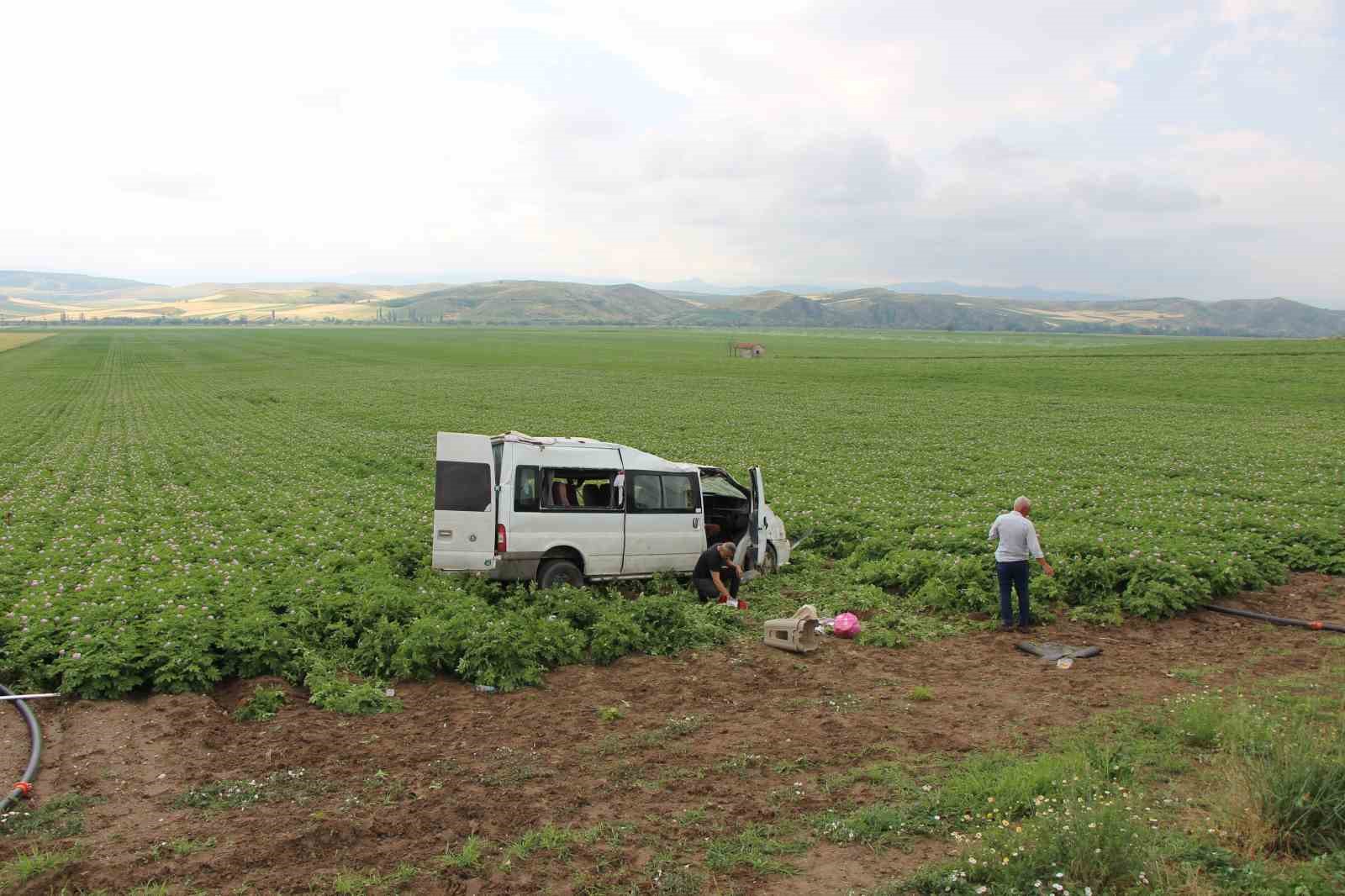 amasyada-minibus-tarlaya-uctu-1-olu-4-yarali