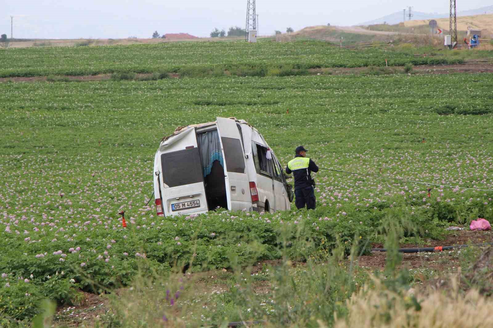 amasyada-minibus-tarlaya-uctu-1-olu-4-yarali