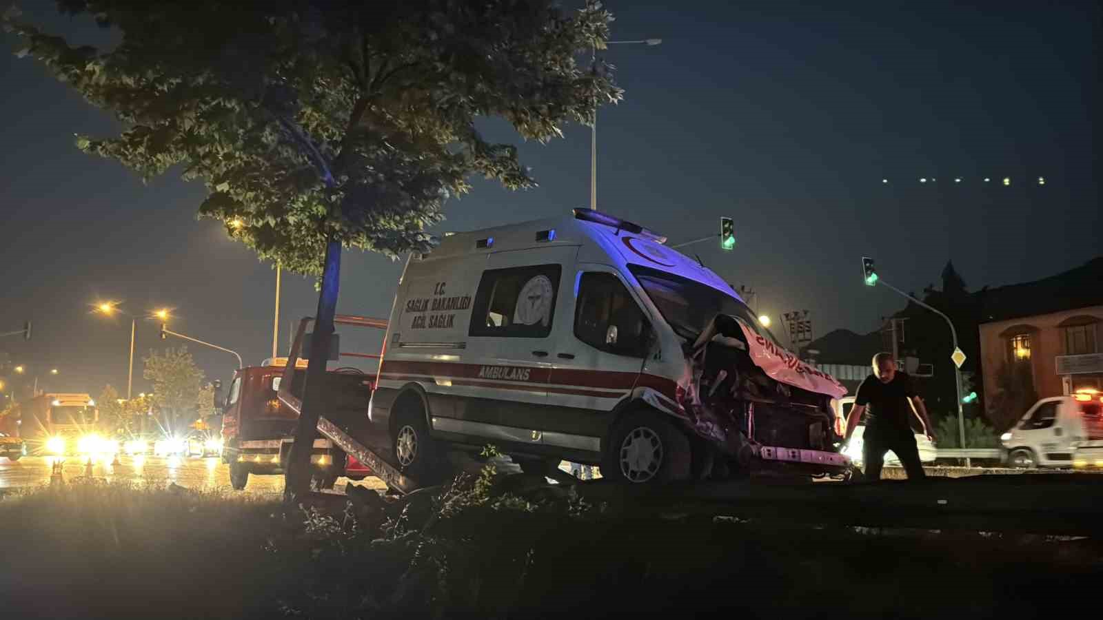 ambulans-ile-carpisan-otomobilde-can-pazari