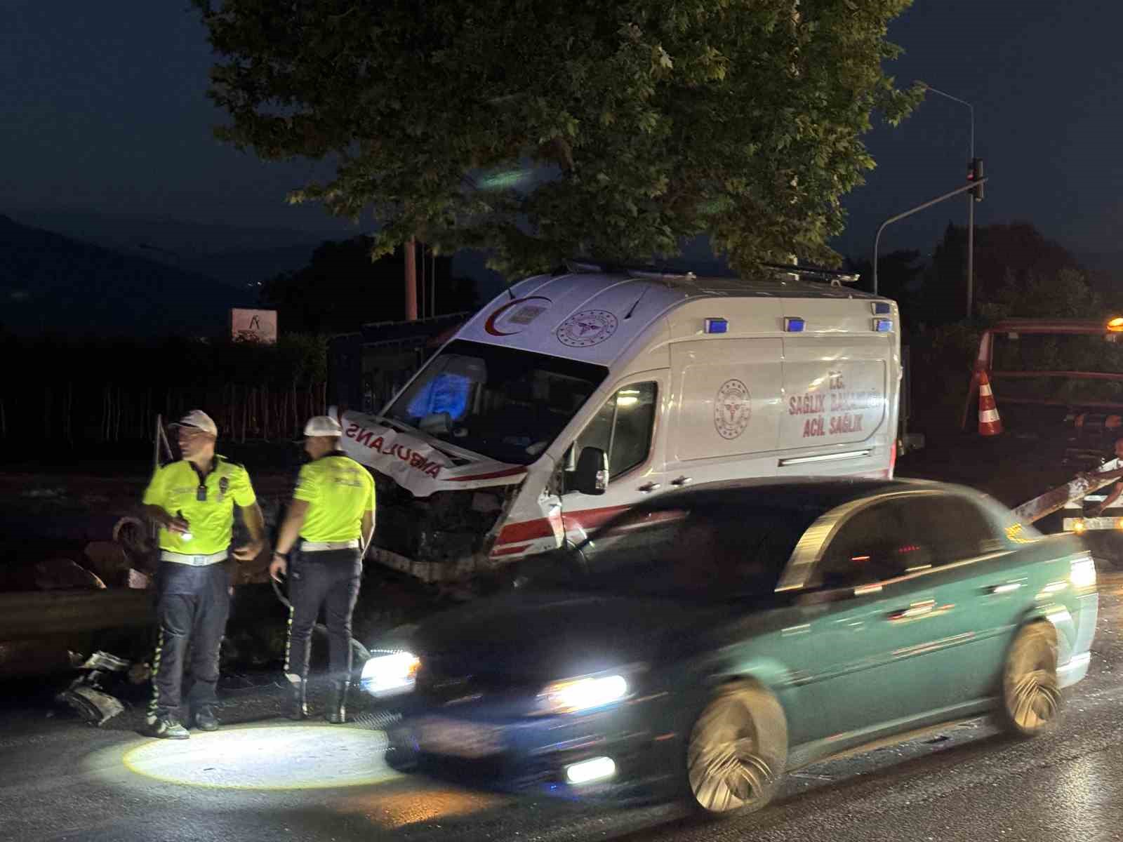 ambulans-ile-carpisan-otomobilde-can-pazari