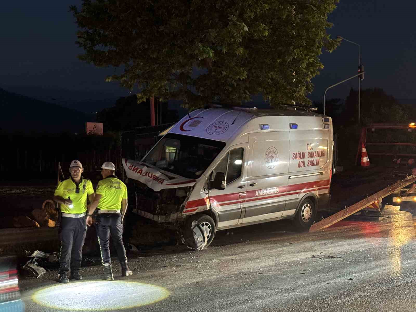 ambulans-ile-carpisan-otomobilde-can-pazari