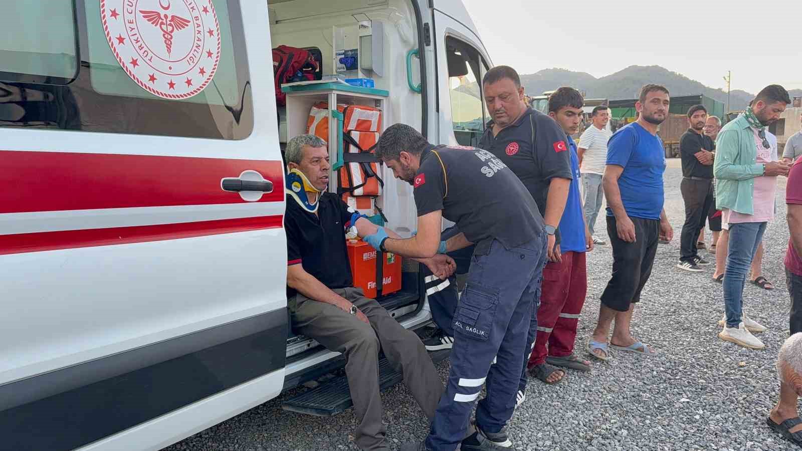 antalyada-hafif-ticari-araclar-kafa-kafaya-carpisti-4-yarali
