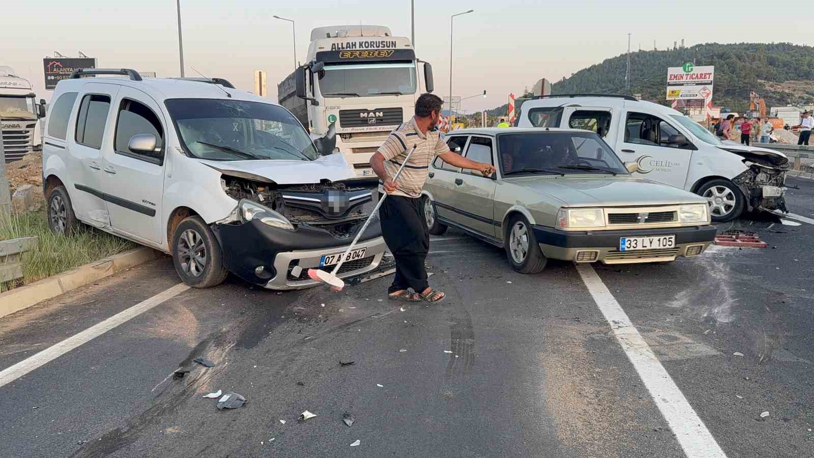 antalyada-hafif-ticari-araclar-kafa-kafaya-carpisti-4-yarali
