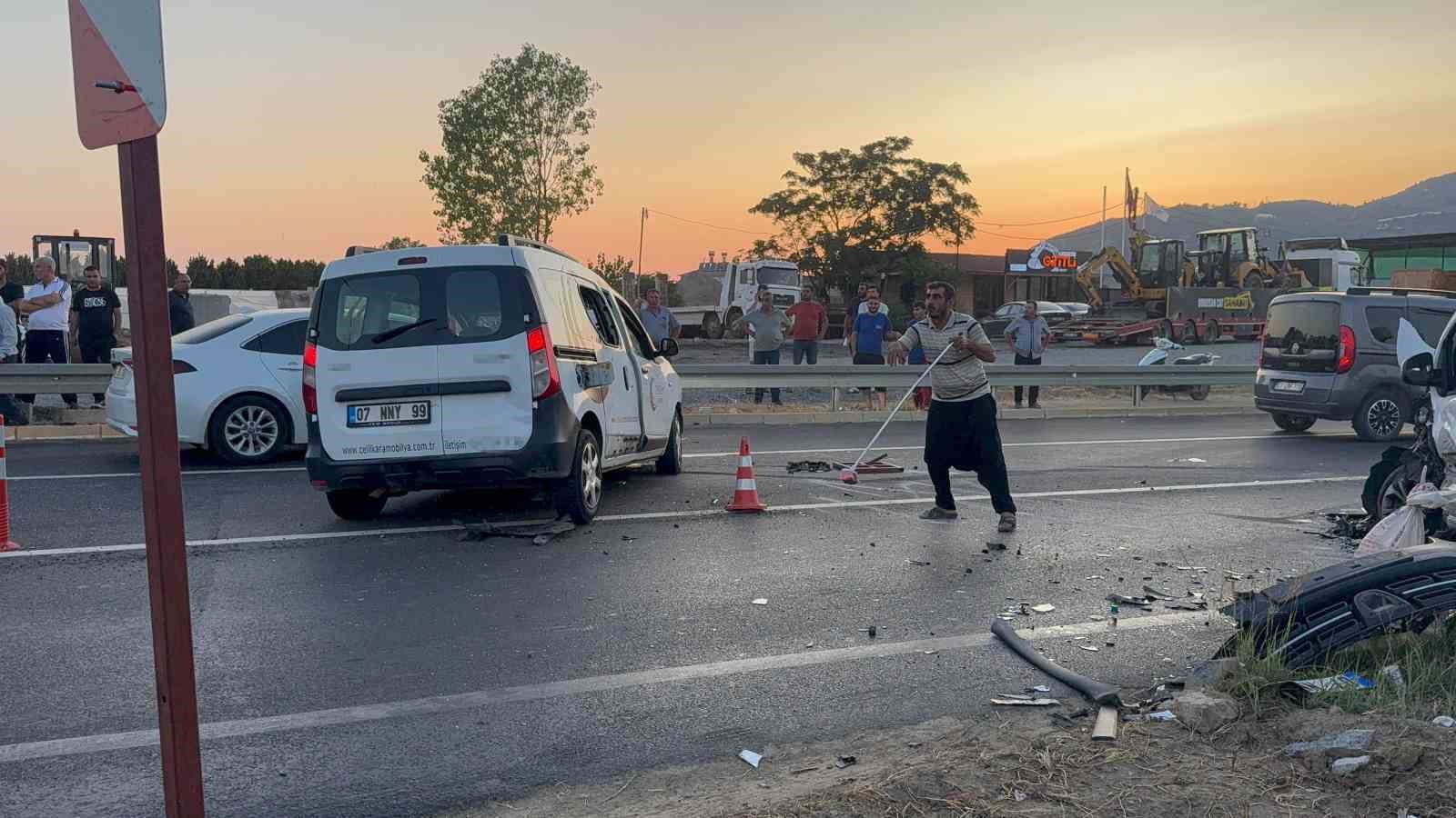 antalyada-hafif-ticari-araclar-kafa-kafaya-carpisti-4-yarali