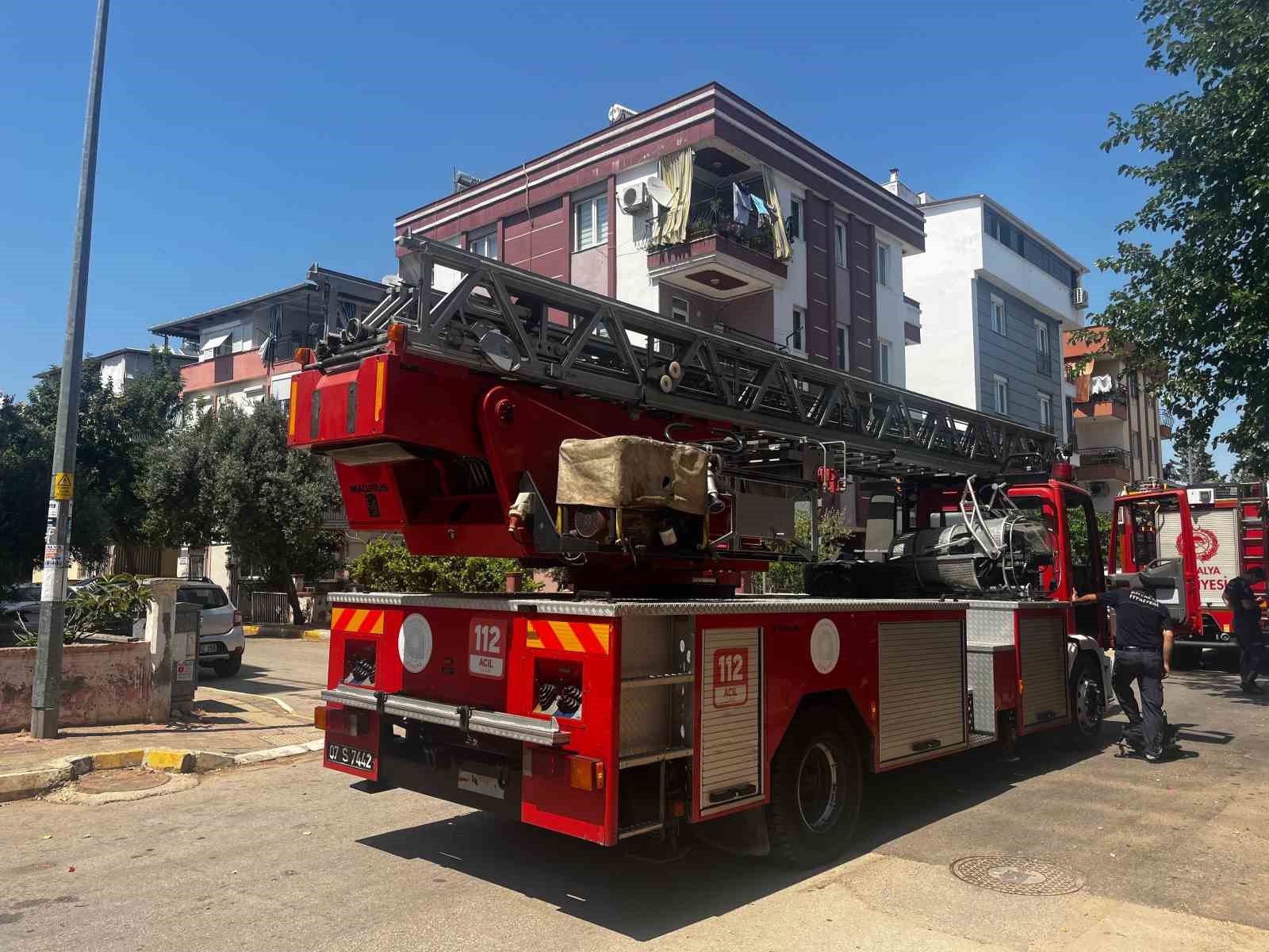 apartman-arkasindaki-odunlukta-cikan-yangin-mahalleliyi-sokaga-doktu
