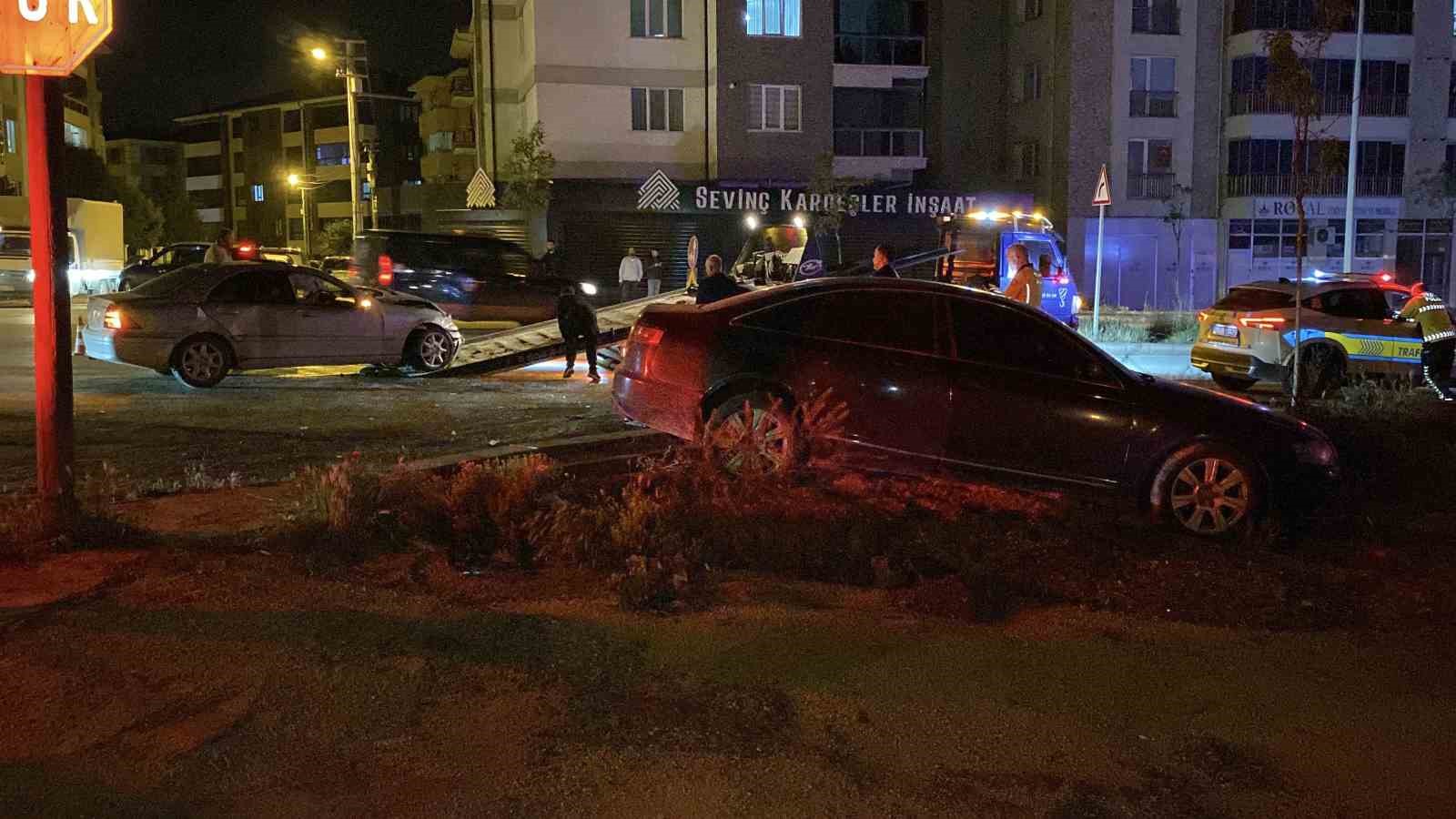 ara-sokaktan-cikan-arac-seyir-halindeki-otomobille-carpisti-4-yarali