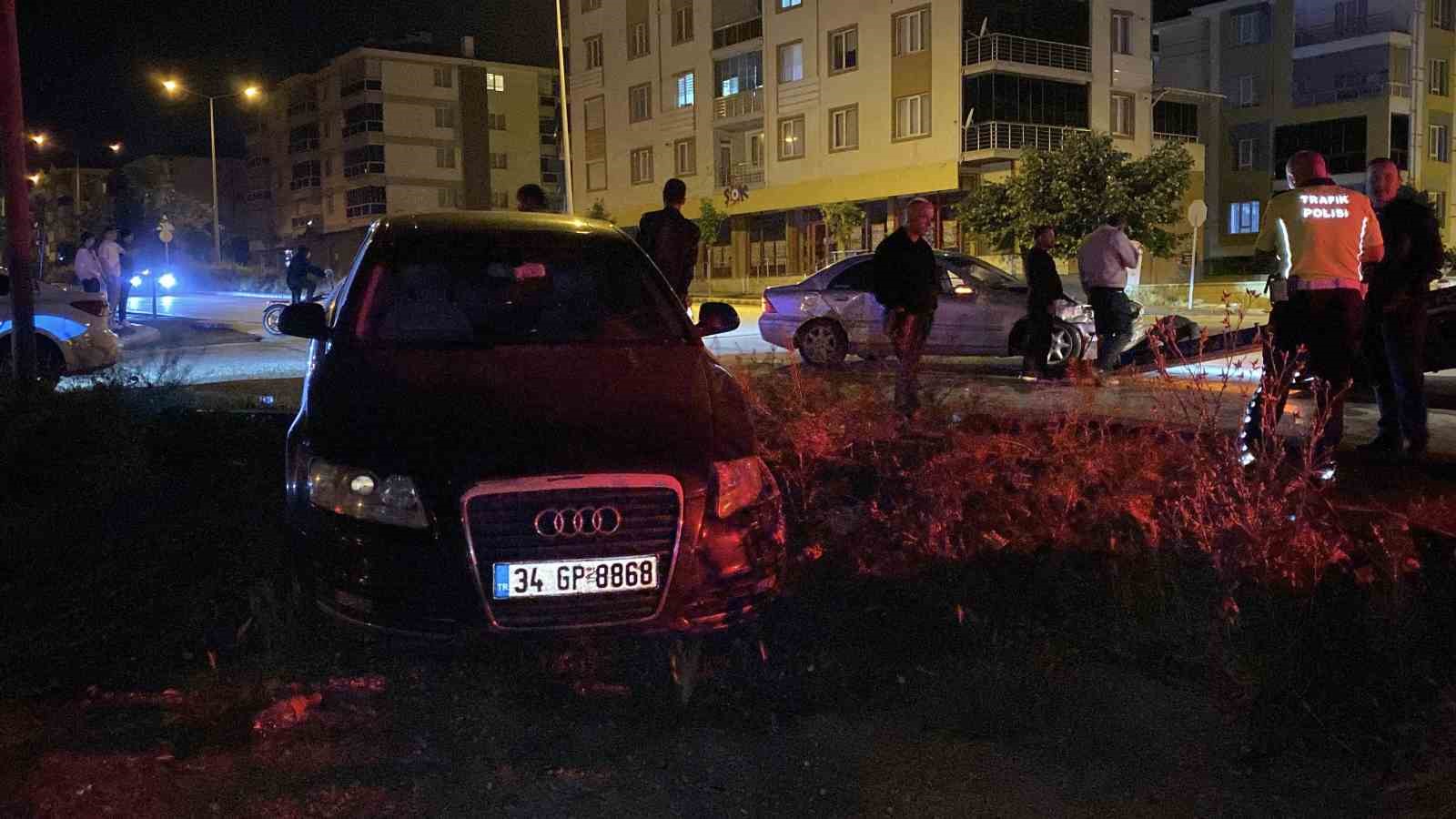 ara-sokaktan-cikan-arac-seyir-halindeki-otomobille-carpisti-4-yarali
