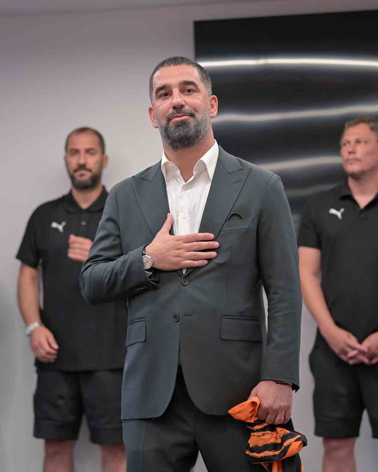 arda-turan-yeni-takimi-shakhtar-donetskte-futbolcularla-tanisti