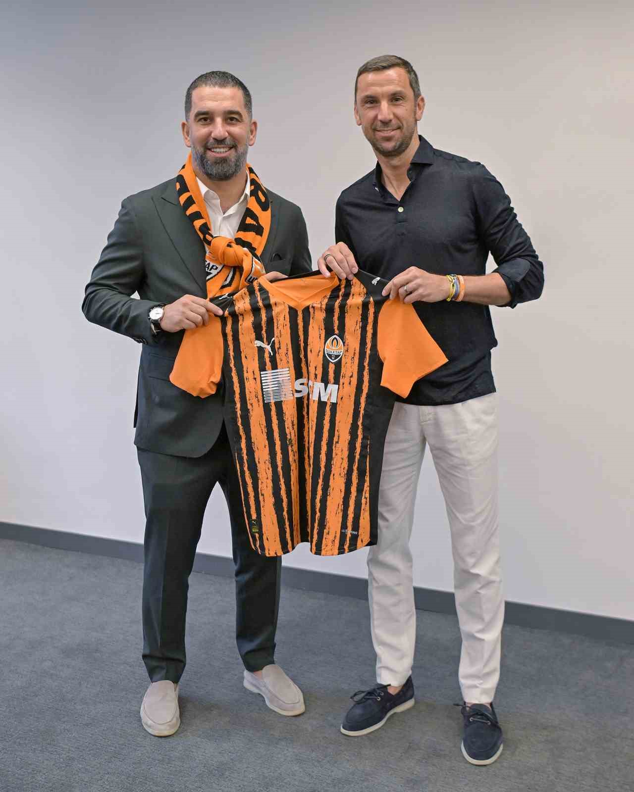 arda-turan-yeni-takimi-shakhtar-donetskte-futbolcularla-tanisti
