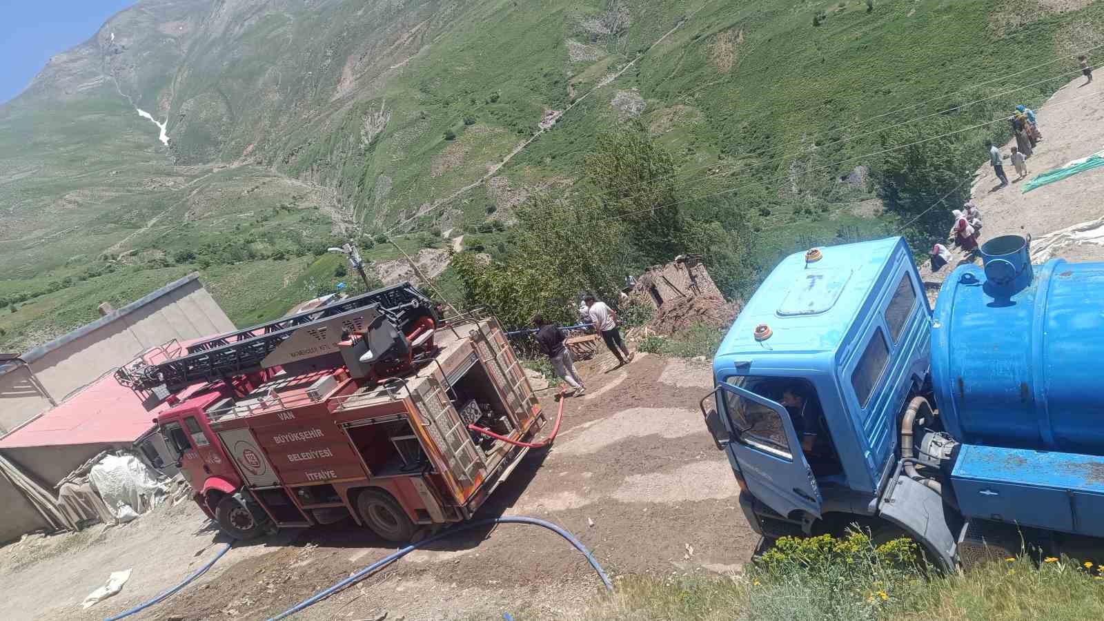bahcesarayda-ev-yangini-dumandan-zehirlenen-14-yasindaki-cocuk-oldu