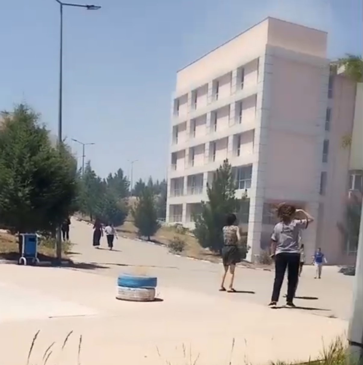 batmanda-kiz-yurdunun-bahcesinde-yangin