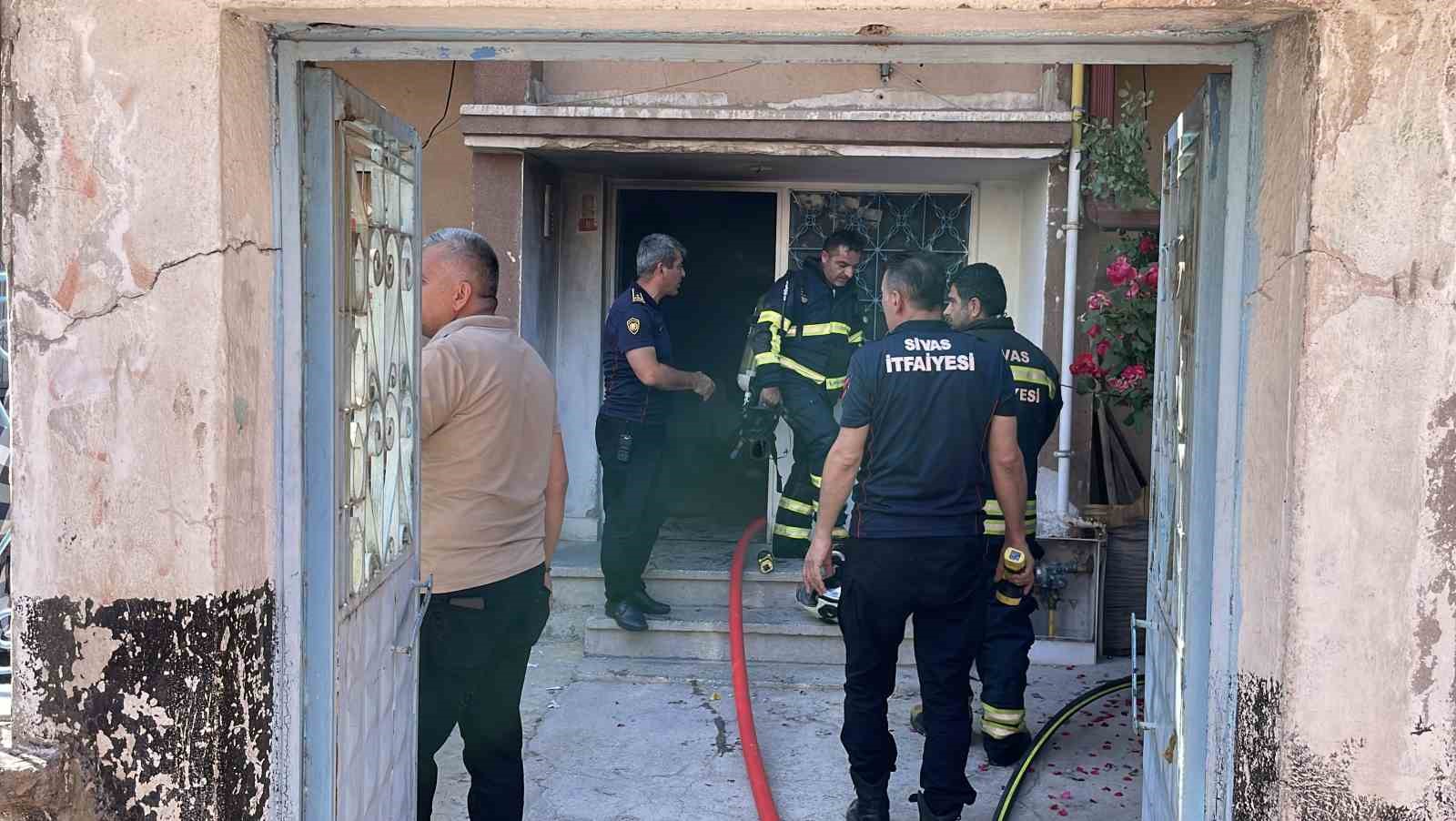 bodrum-katta-cikan-yangin-panige-neden-oldu-5-kisi-dumandan-etkilendi