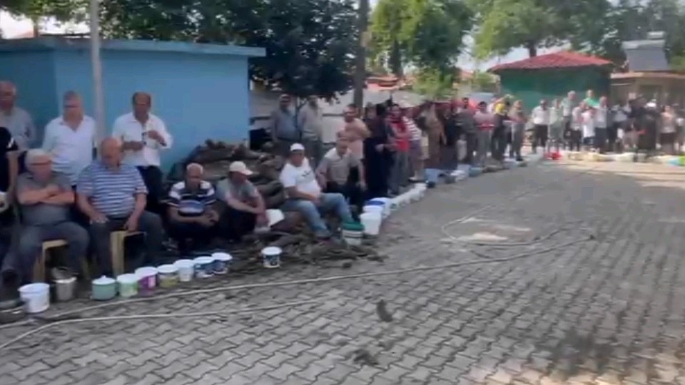 bu-koyde-pismis-kurban-eti-her-eve-giriyor